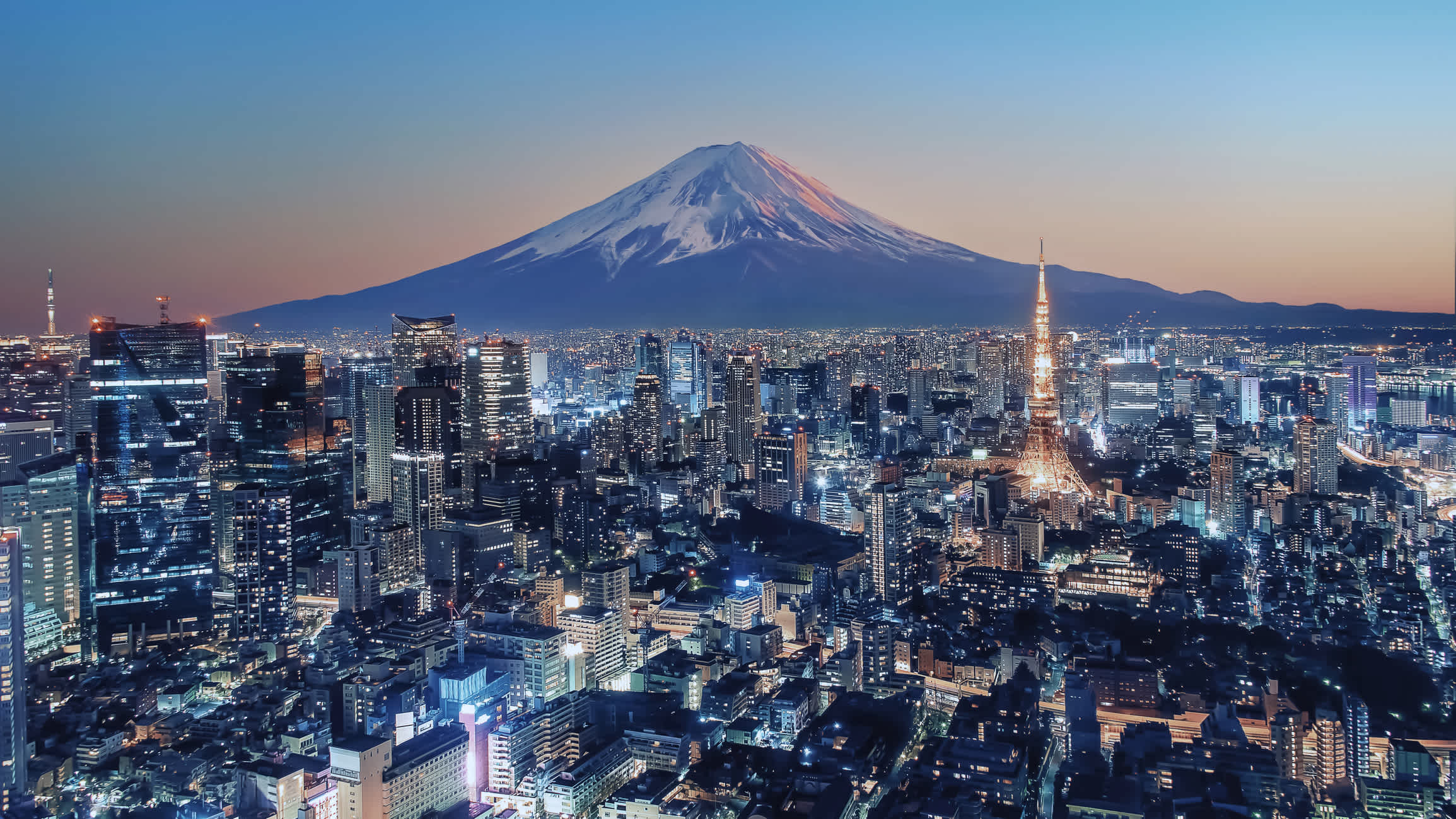 Illumination de la ville de Tokyo au coucher du soleil, Japon.

