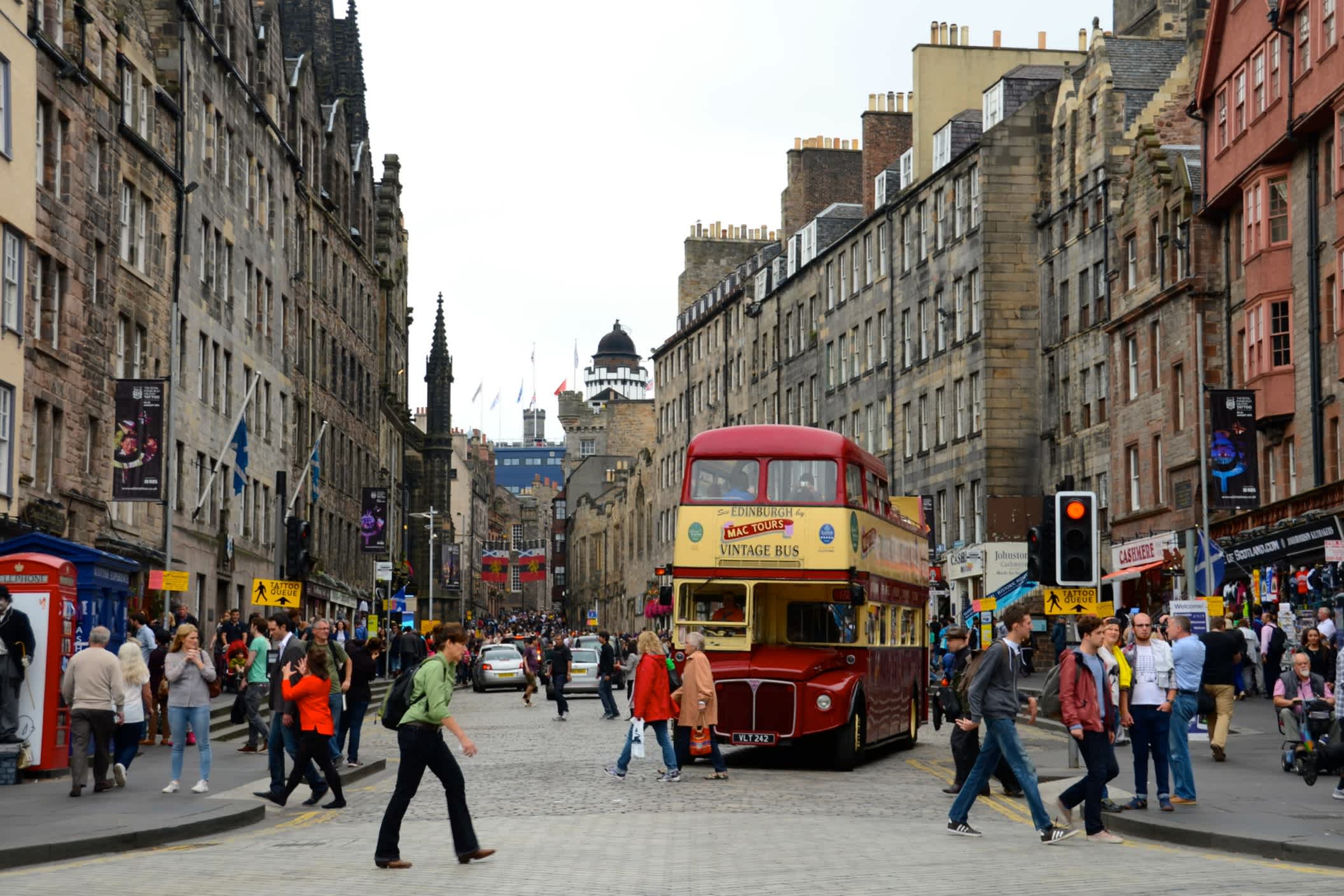 Touristen in Edinburgh, Schottland
