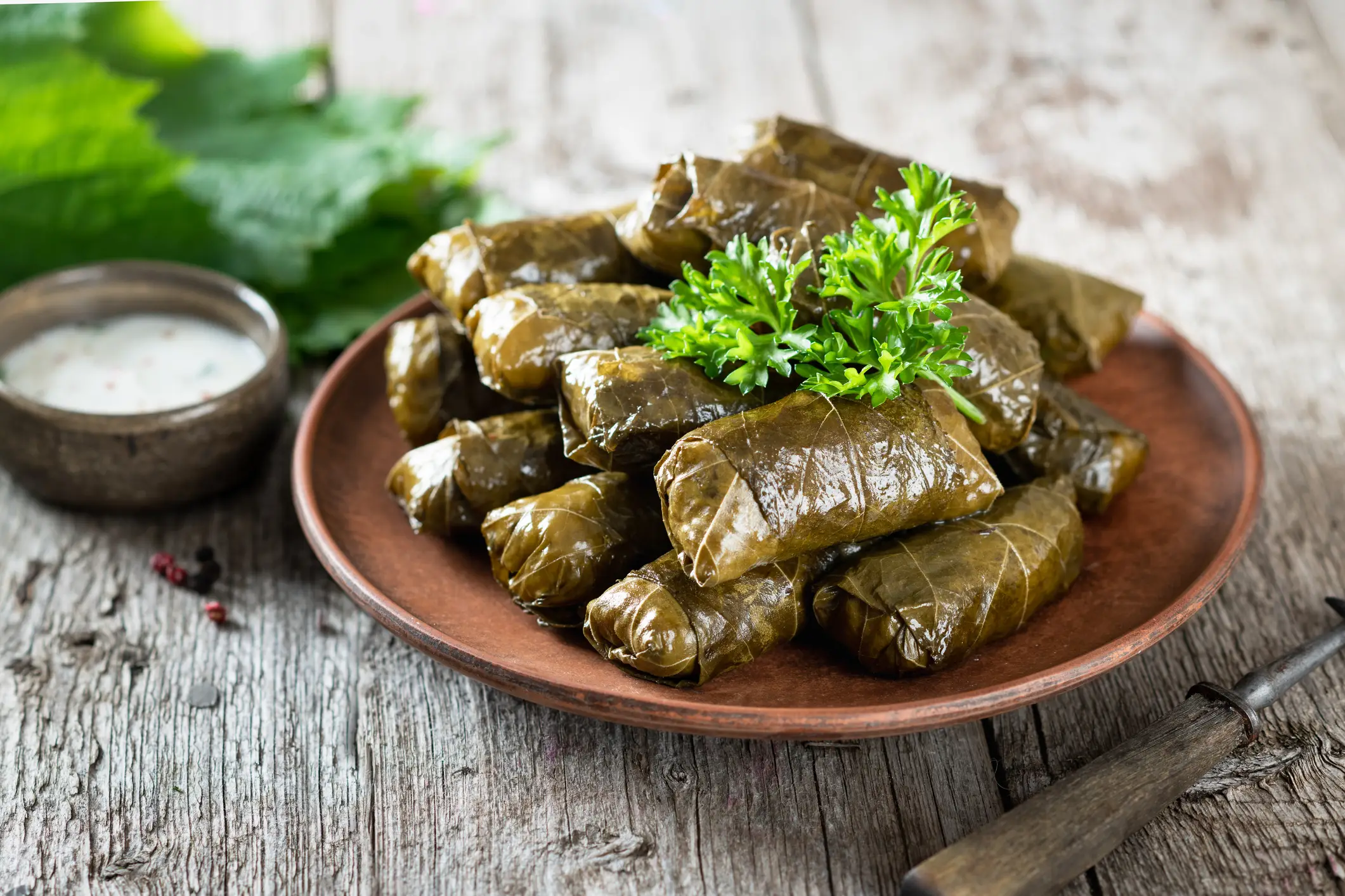 Dolmades - feuilles de vigne farcies avec du riz et de la viande.