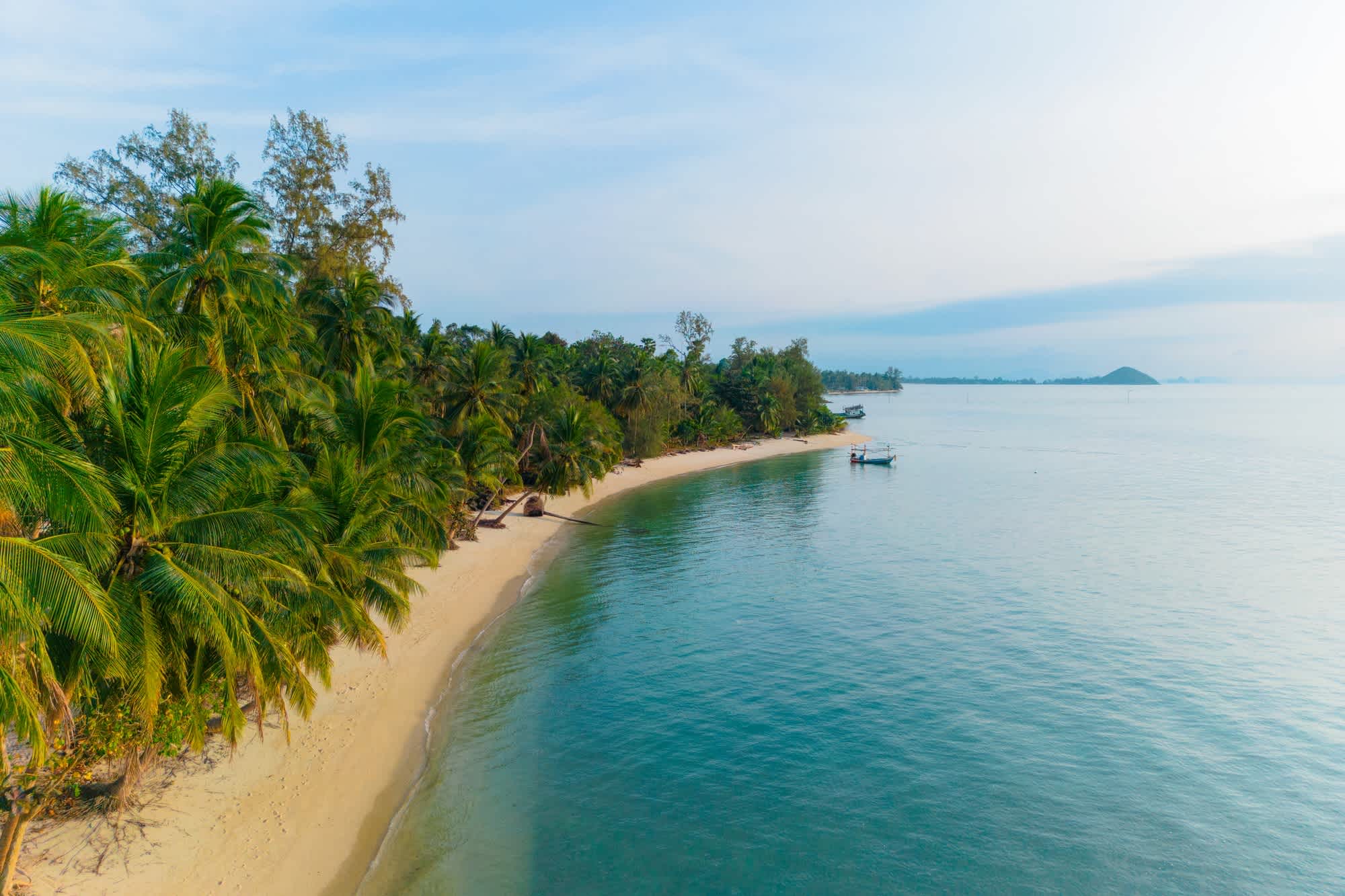 Vue aérienne de la plage idyllique de l'île de Koh Tan, Koh Samui, Thaïlande.