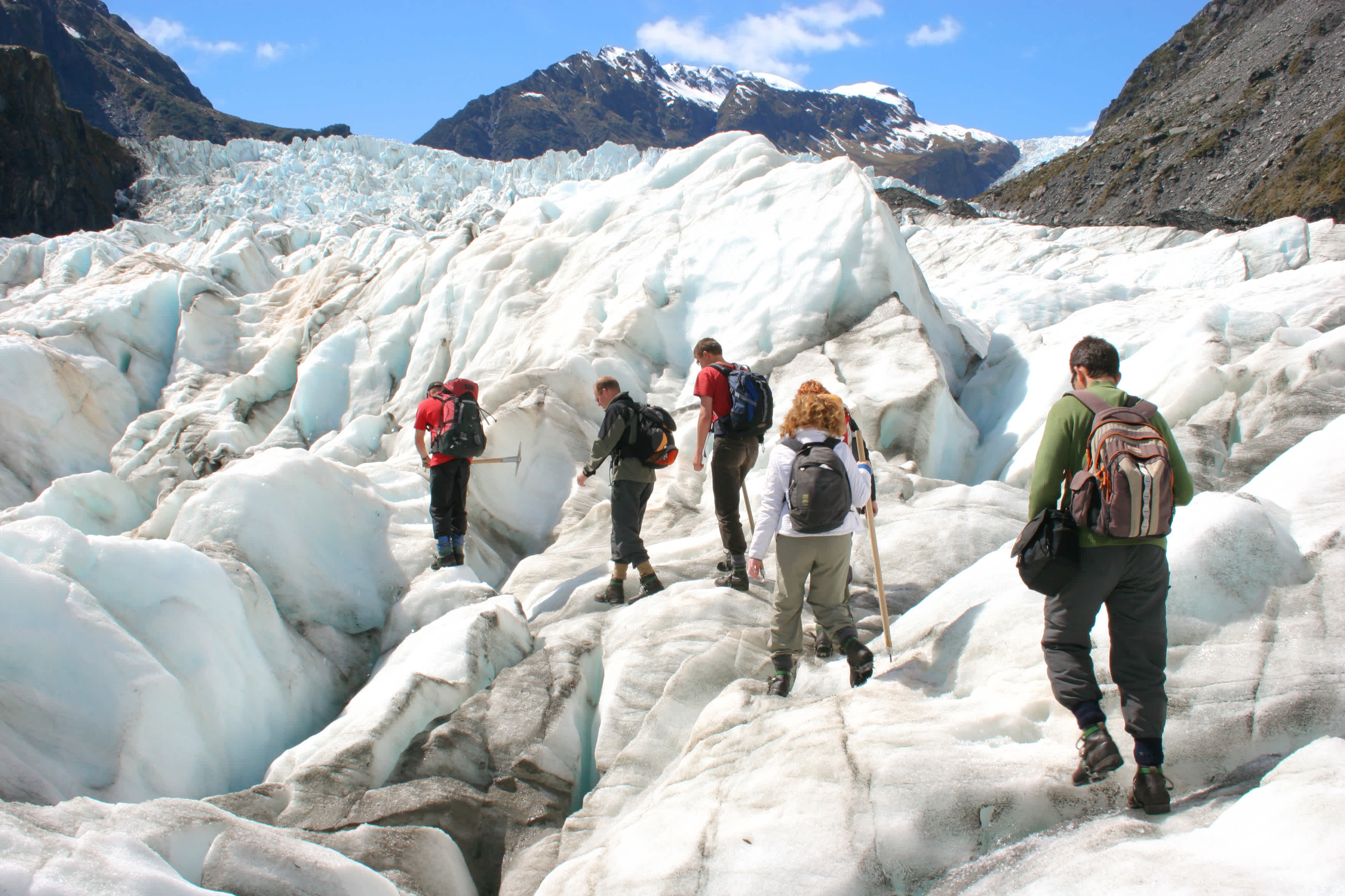 Randonneurs sur le glacier Franz Josef, île du Sud, Nouvelle-Zélande.