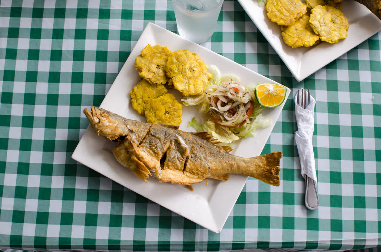 Gebratener Fisch und grüne Kochbananen Chips oder "Patacones" in Panama