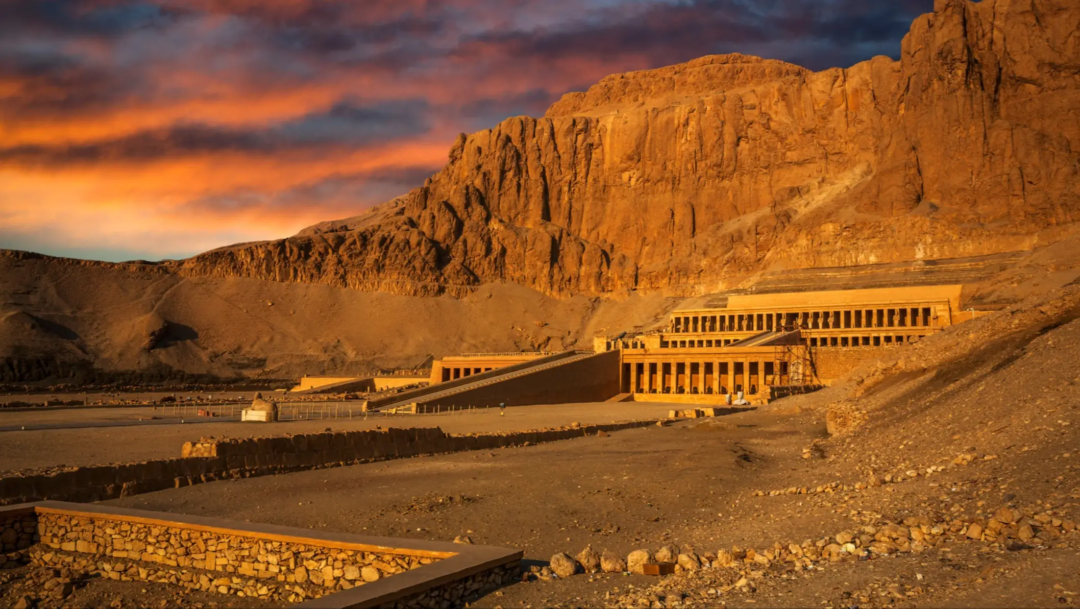 Le temple funéraire d'Hatshepsout brille dans la lumière dorée du coucher de soleil. Louxor, Égypte.
