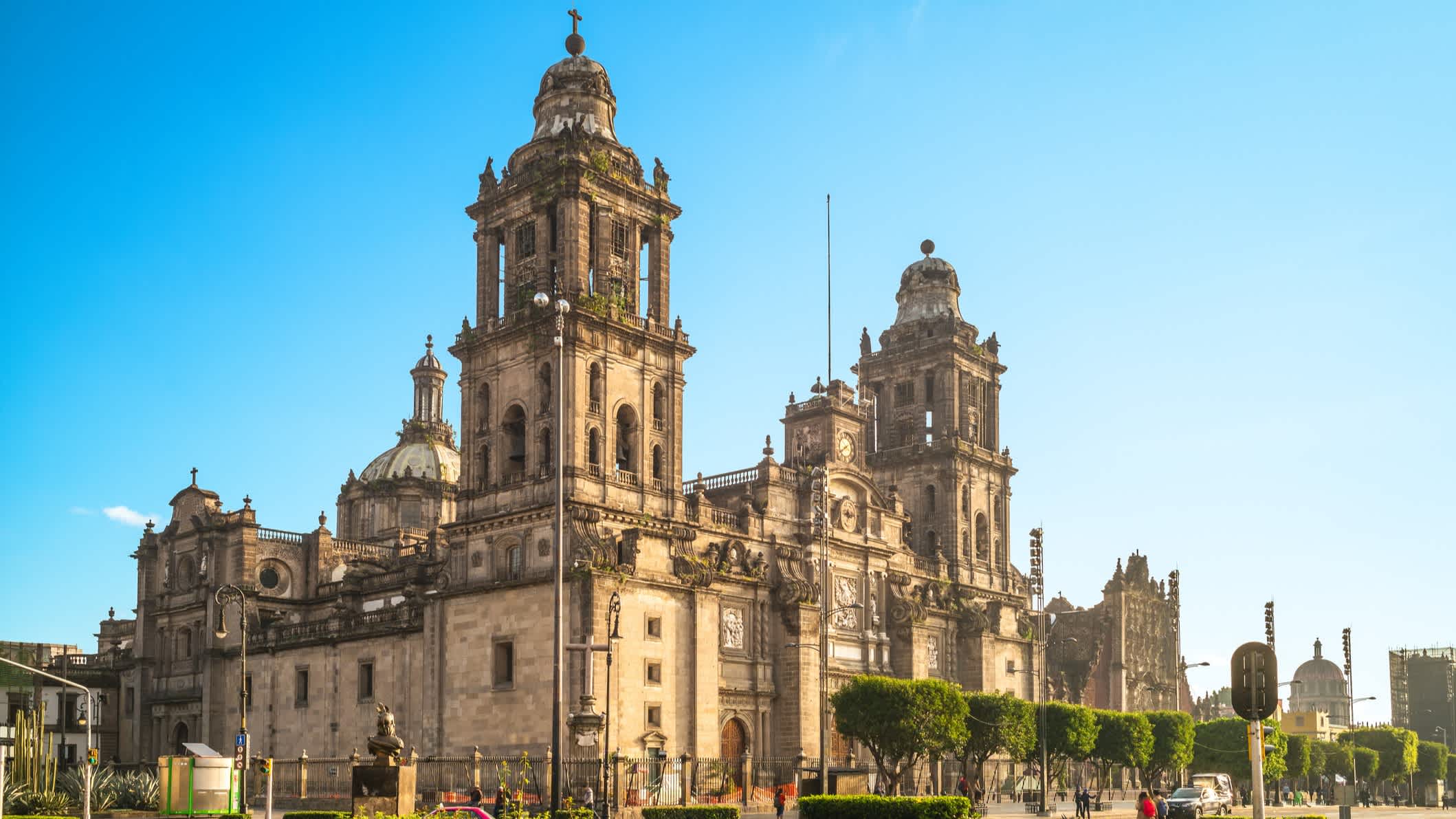 Die Kathedrale von Mexiko-Stadt bei Sonnenschein