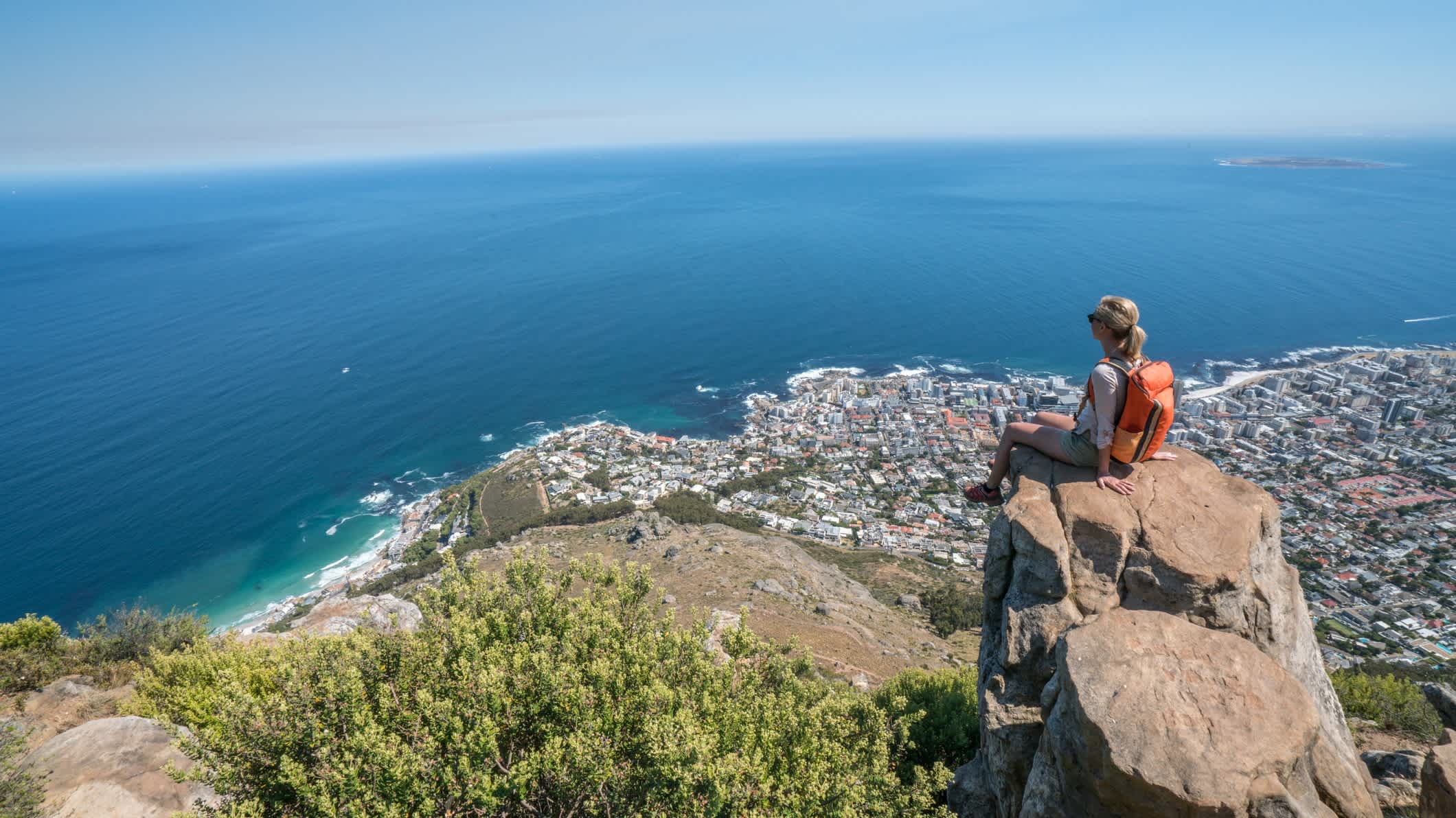 Une femme regarde au loin au Cap en Afrique du Sud