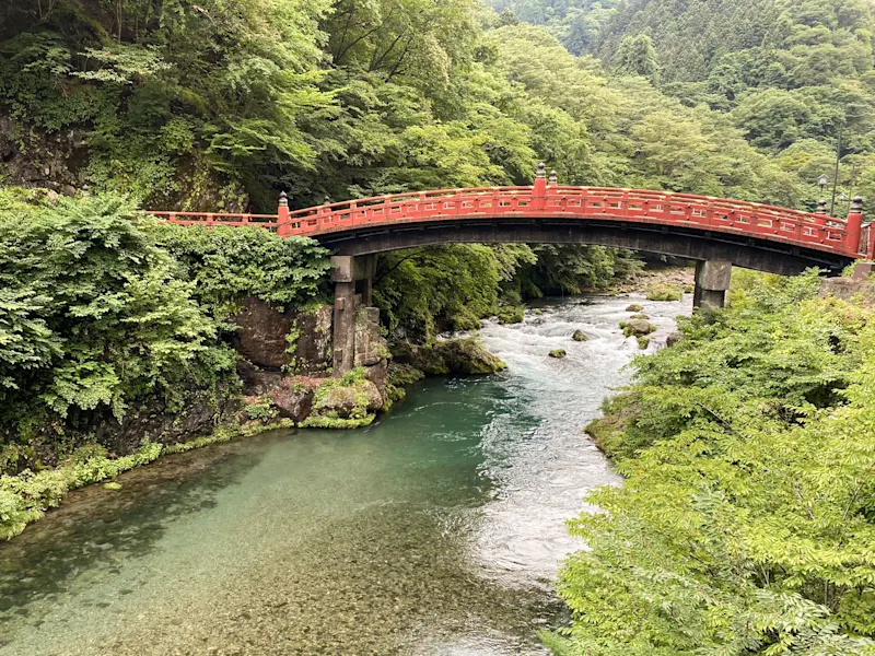 Le parc national de Nikko au Japon impressionne par ses forêts majestueuses, ses lacs cristallins et ses temples historiques, dont le célèbre sanctuaire Toshogu