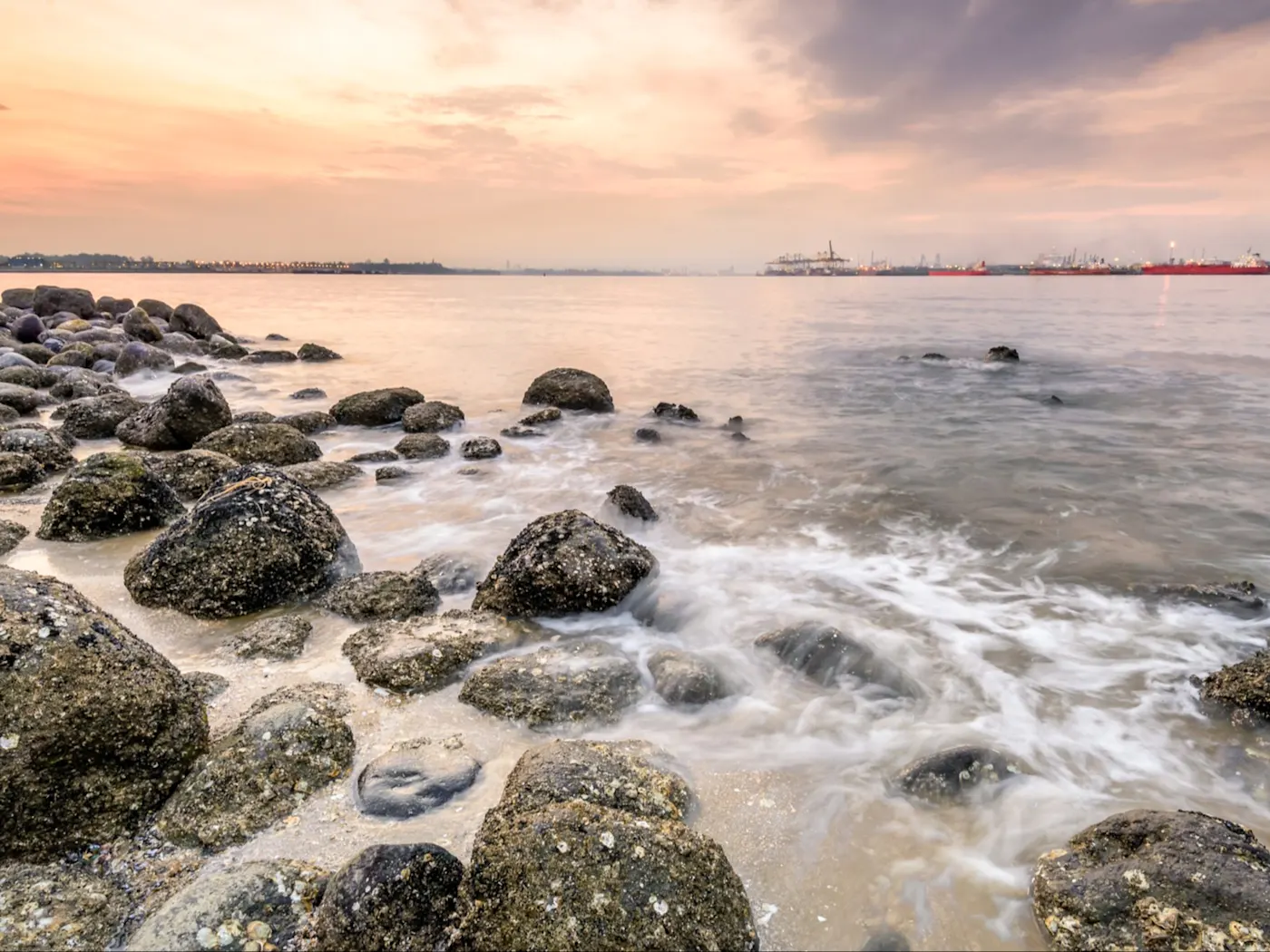 La plage de Punggol à Singapour est une plage tranquille, connue pour son atmosphère paisible et sa vue pittoresque sur la mer, idéale pour des promenades relaxantes et un aperçu de l'histoire de la région.