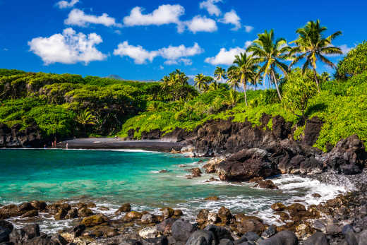 Quand partir à Hawaï ? Plage de sable noir dans le parc d'État de Waianapapa à Maui