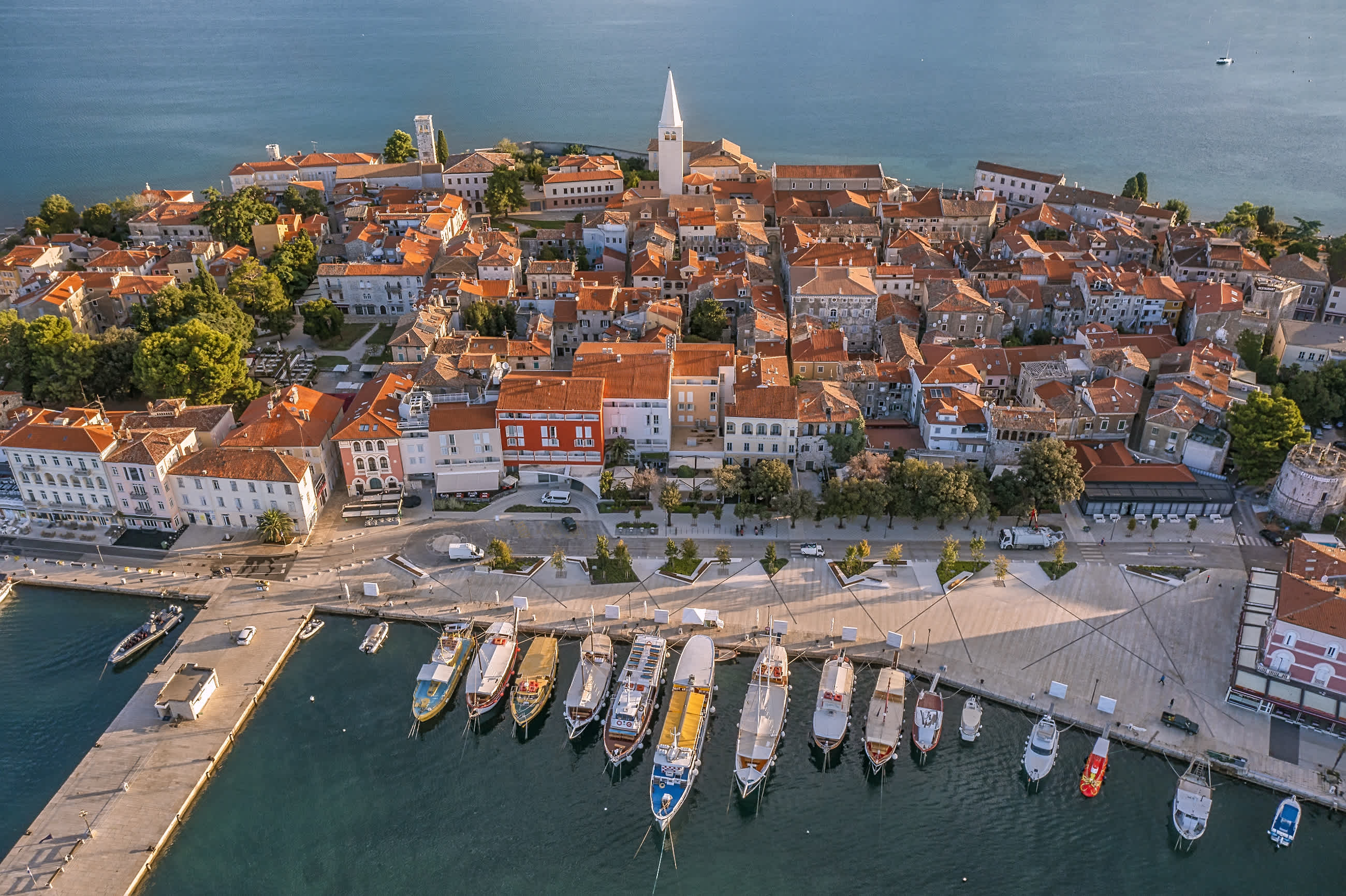 Luftaufnahme dr Küstenstadt Porec mit Anlegeplatz für Boote