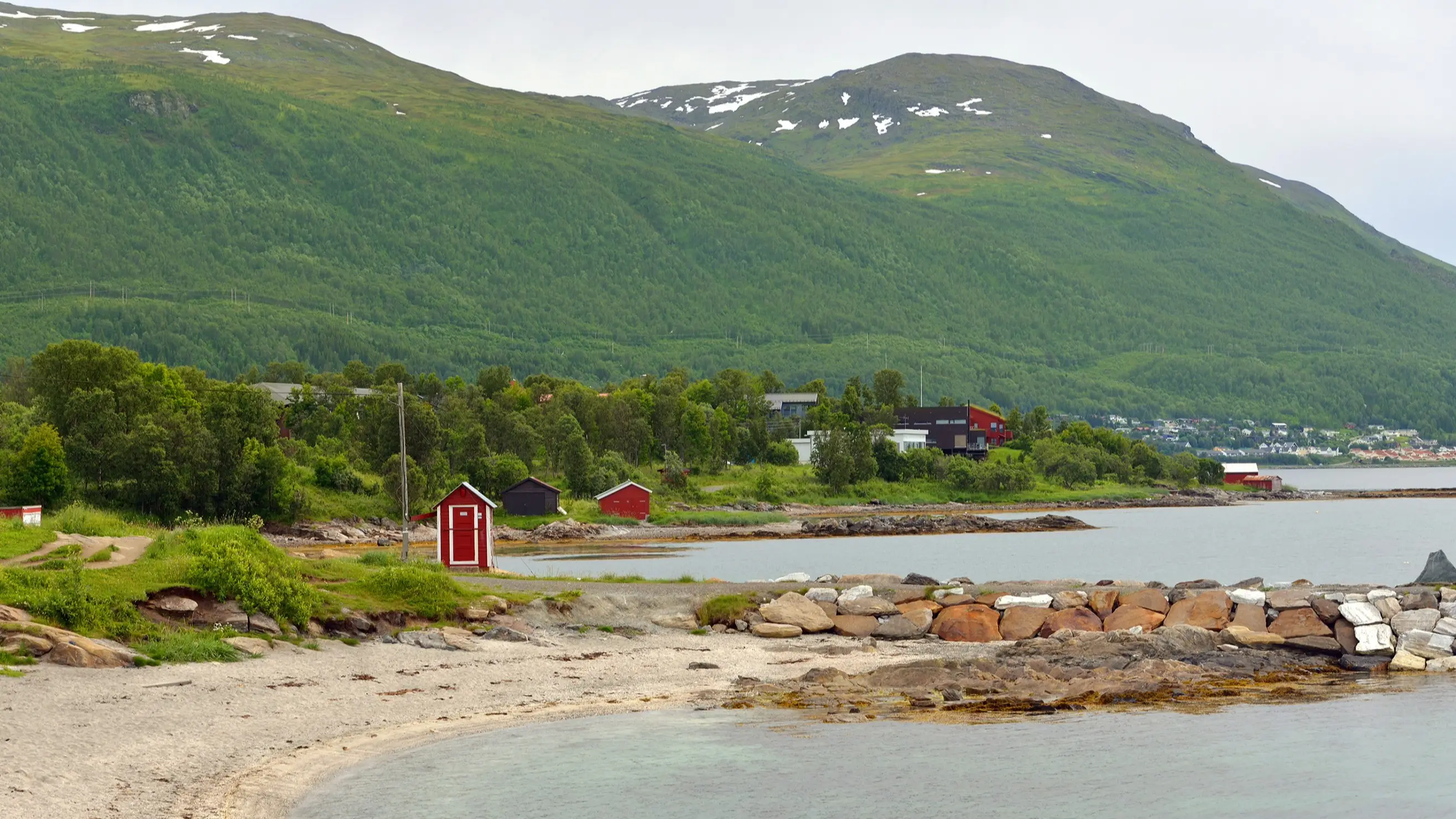 Norwegen, Tromsø, Telegrafbukta Strand Blick auf den Park und Telegrafbukta Beach, Tromsø, Norwegen.