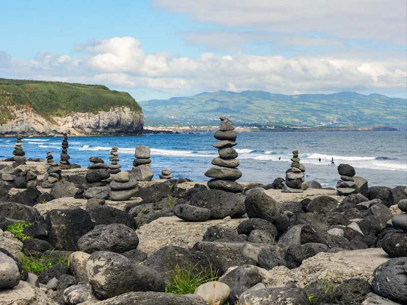 Praia do Areal de Santa Barbara, Azoren Der Praia do Areal de Santa Barbara auf den Azoren beeindruckt mit seiner ruhigen Atmosphäre und Steinskulpturen, die kunstvoll aufeinander gestapelt sind
