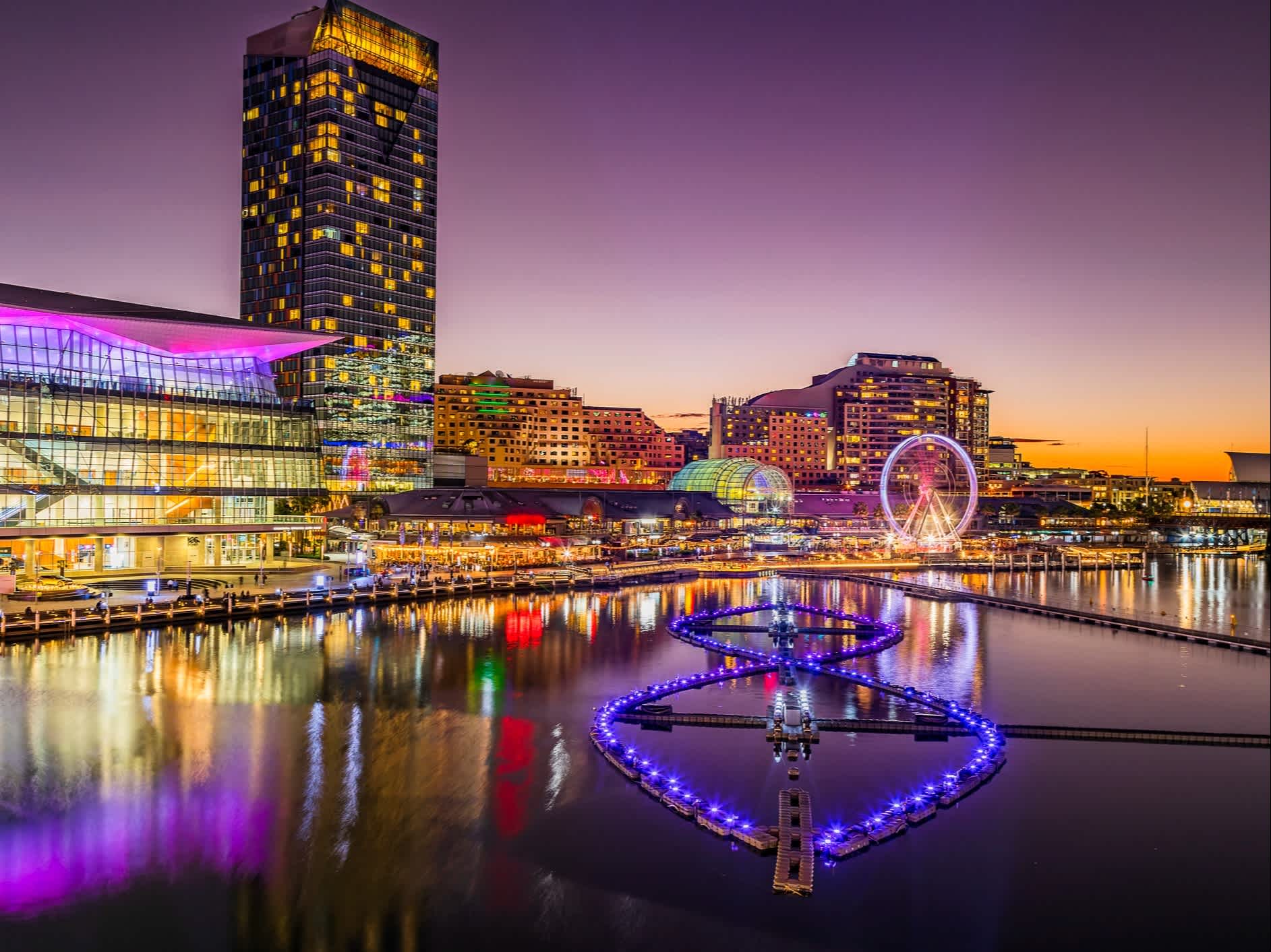 Bâtiments et installations illuminés de couleurs vives dans le port de Sydney