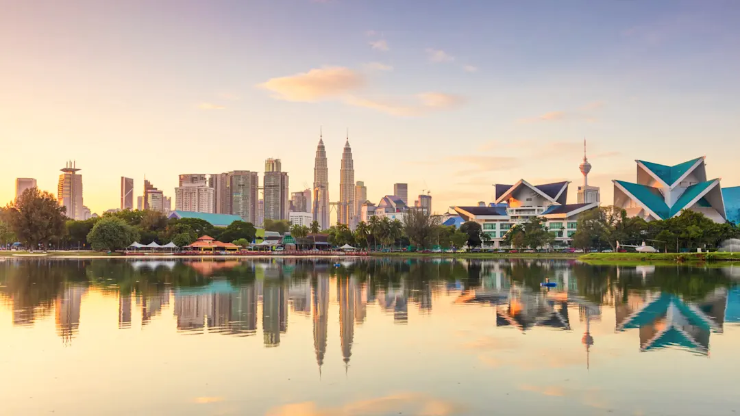 Skyline von Kuala Lumpur mit den Petronas Towers bei Sonnenuntergang, Kuala Lumpur, Malaysia.