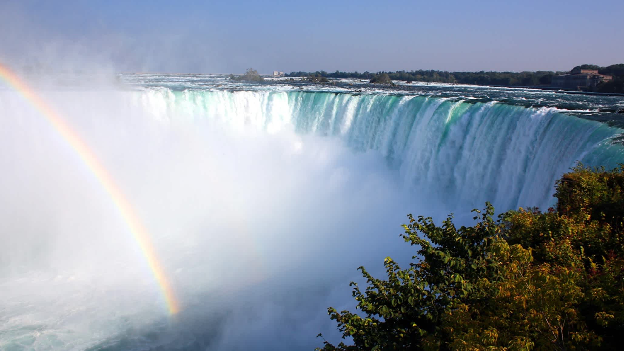 Die Niagarafälle von der kanadischen Seite mit Regenbogen