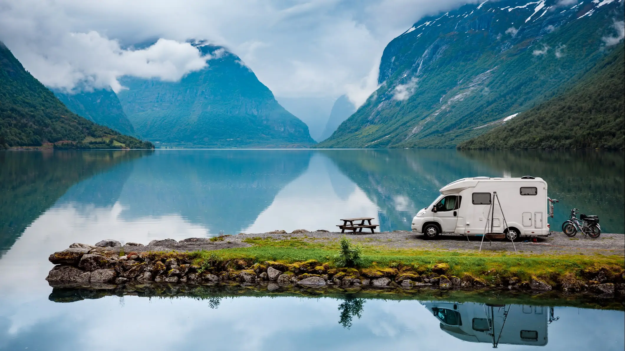 Un camping-car près d'un fjord en Norvège.