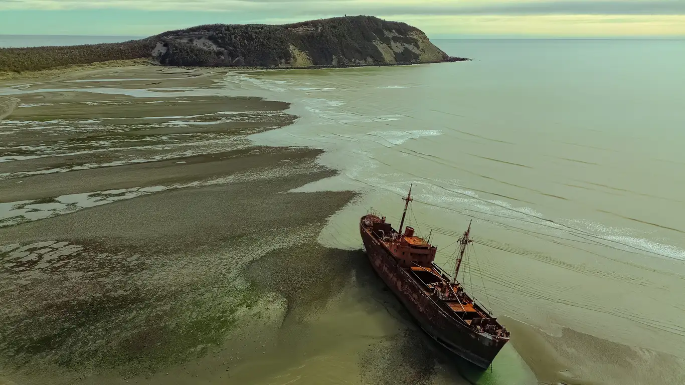 Vue aérienne d'un navire échoué et rouillé sur la côte de Cabo San Pablo
