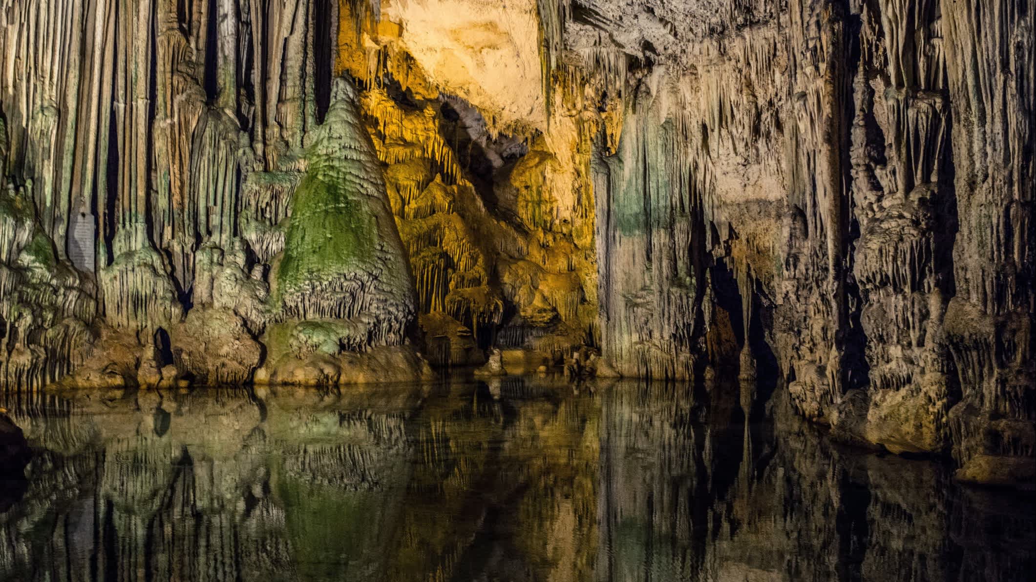 Intérieur de la grotte de Neptune, Sardaigne, Italie