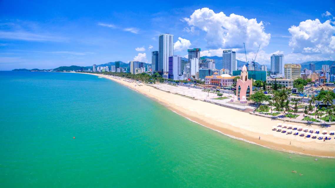 Panorama von dem City Beach in Nha Trang, Vietnam