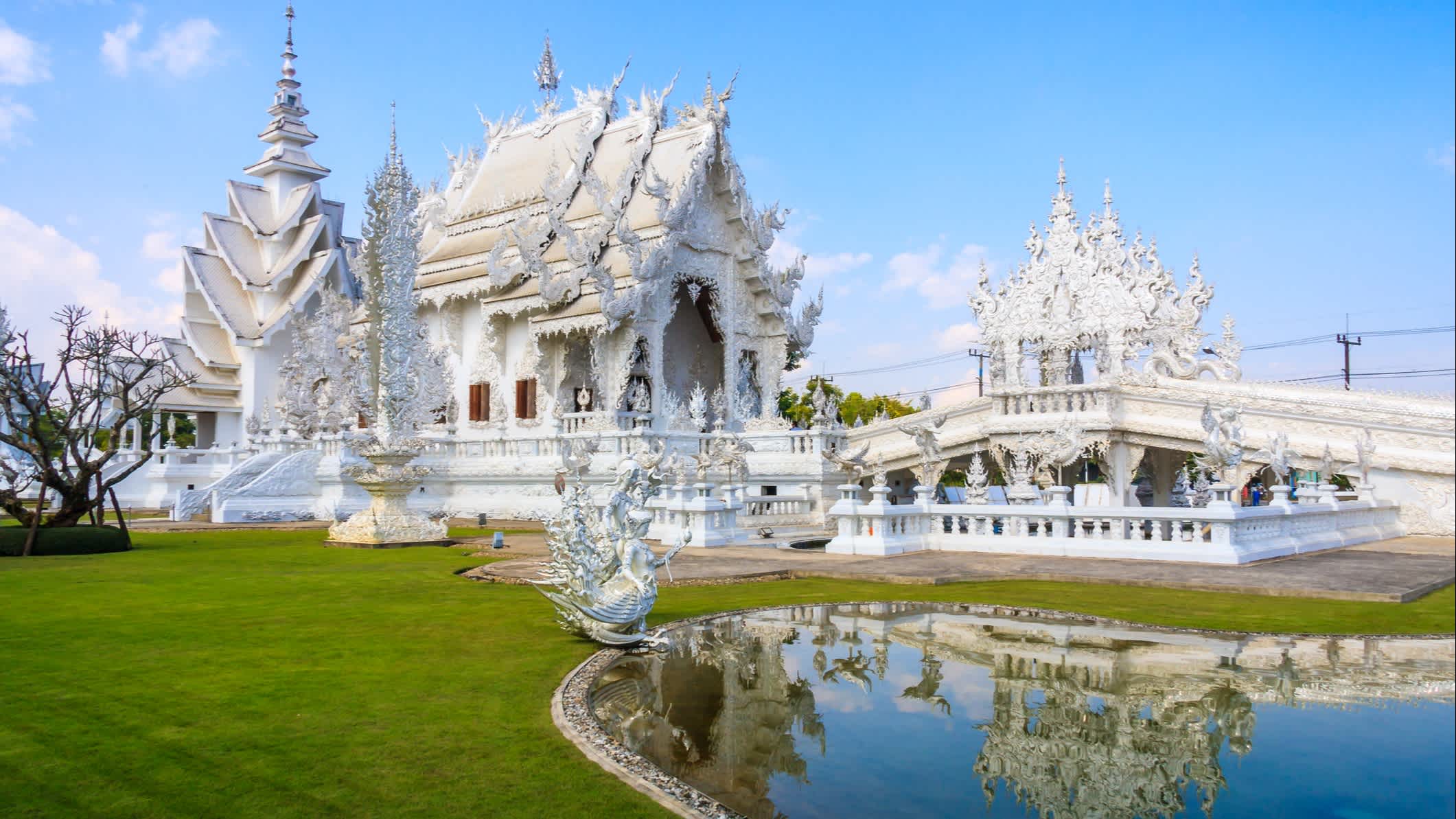 Wat Rong Khun, auf Englisch bekannt als The White Temple. Es handelt sich um eine Kunstausstellung in Privatbesitz im Stil eines buddhistischen Tempels in Thailand.