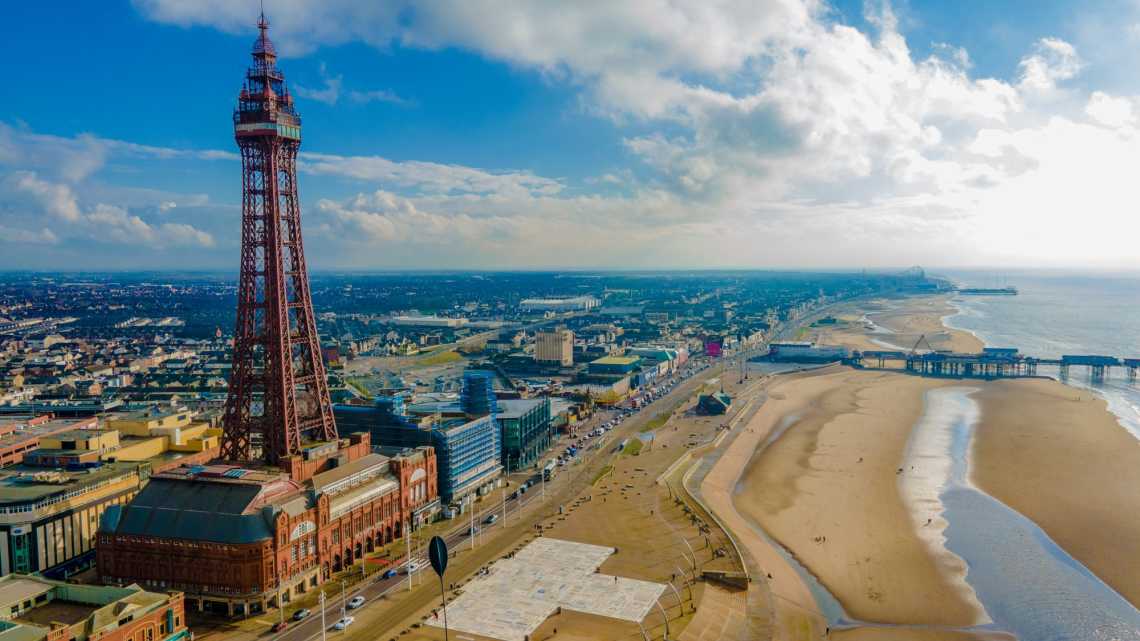 Vue aérienne de la plage de Blackpool, Angleterre, avec jetées et parc d'attractions