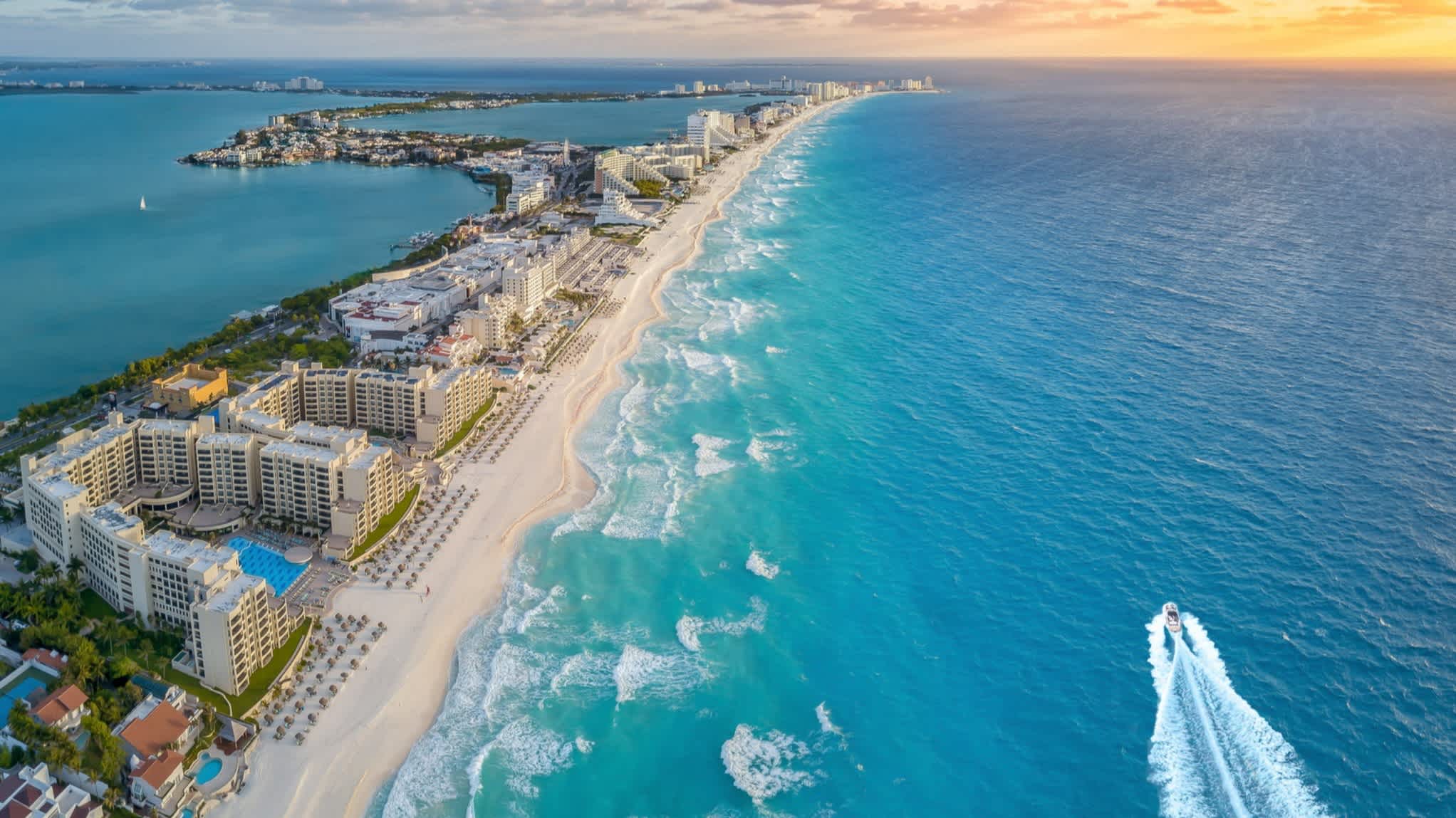 Un promontoire entouré d'une mer turquoise à Cancún