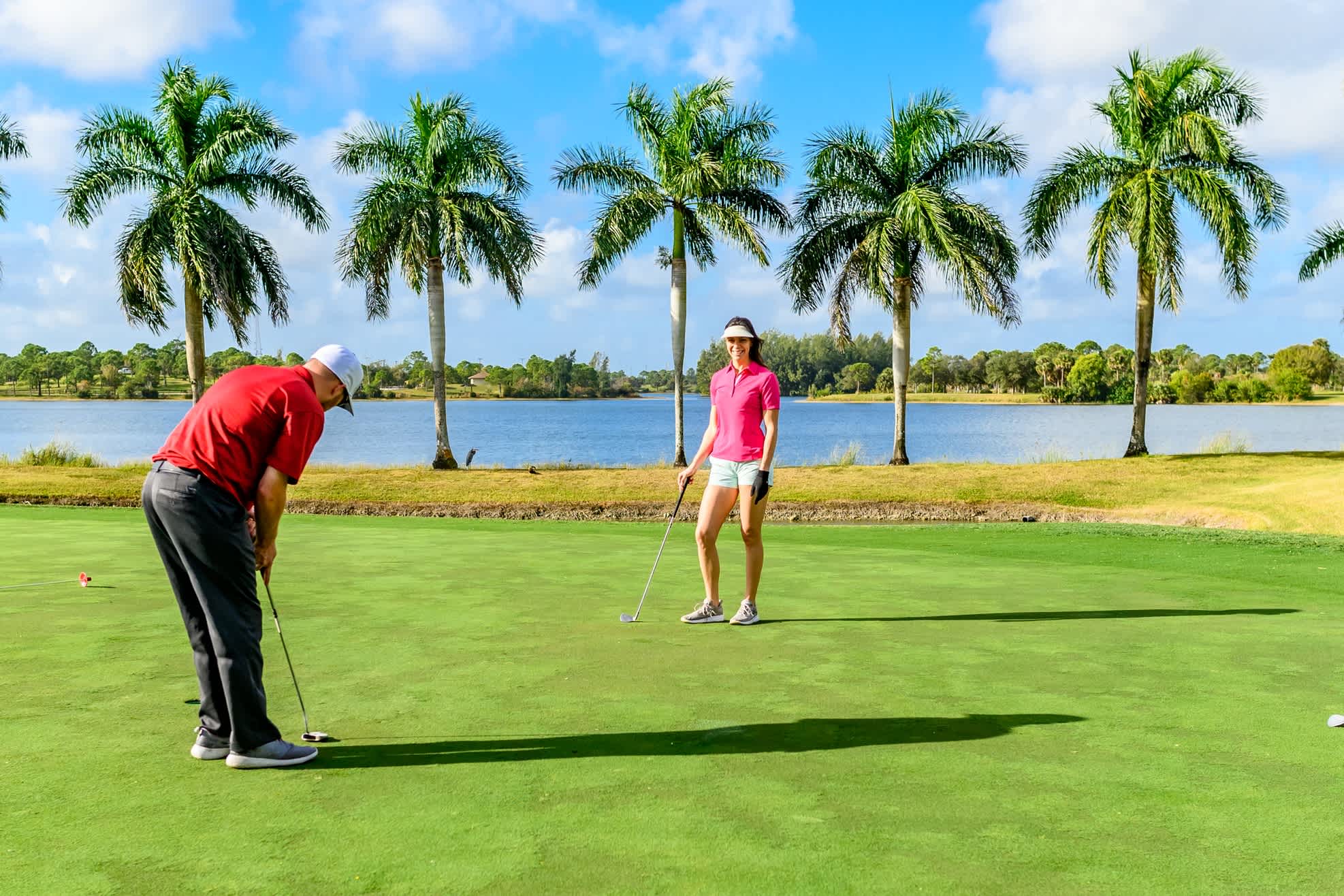 Golfer auf dem Golfplatz mit Palmbäume


