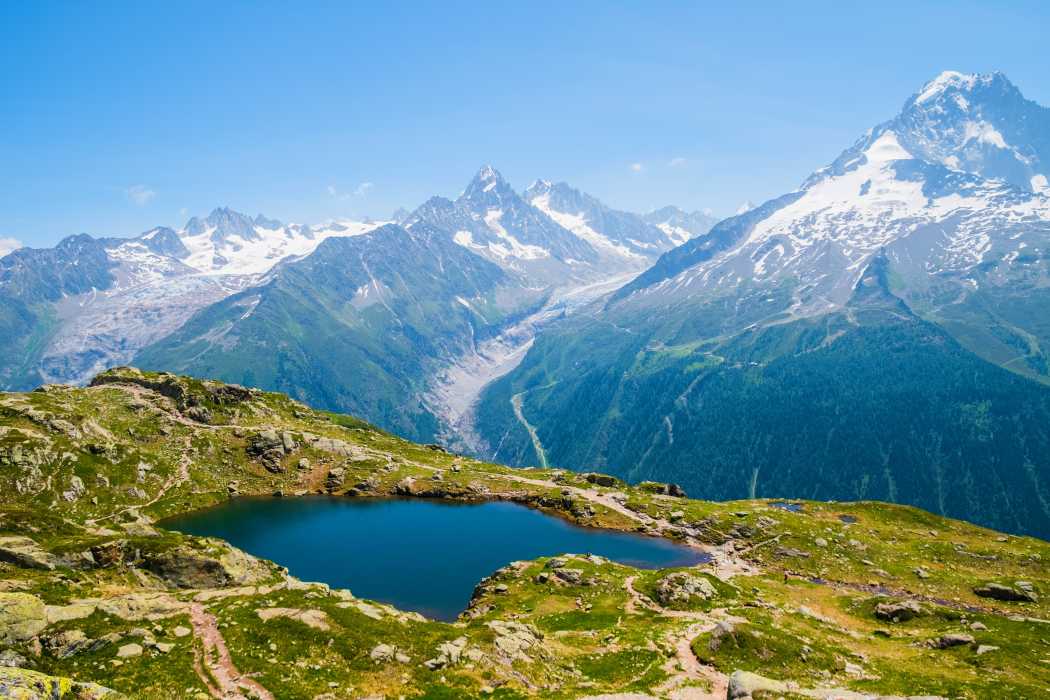 Mont Blanc Bergpanorama im Gebirge bei Sonnenschein mit Schneegipfeln 