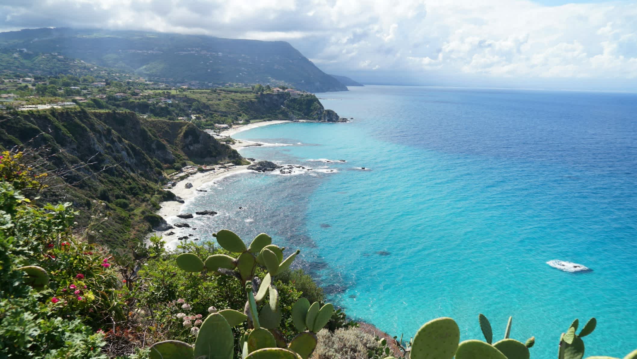 Vue aérienne de la côte de Capo Vaticano en Calabre, Italie