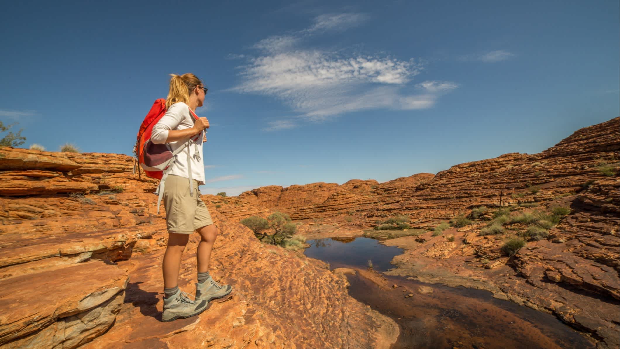 Jeune femme en randonnée dans le Kings Canyon, dans l'outback australien.
