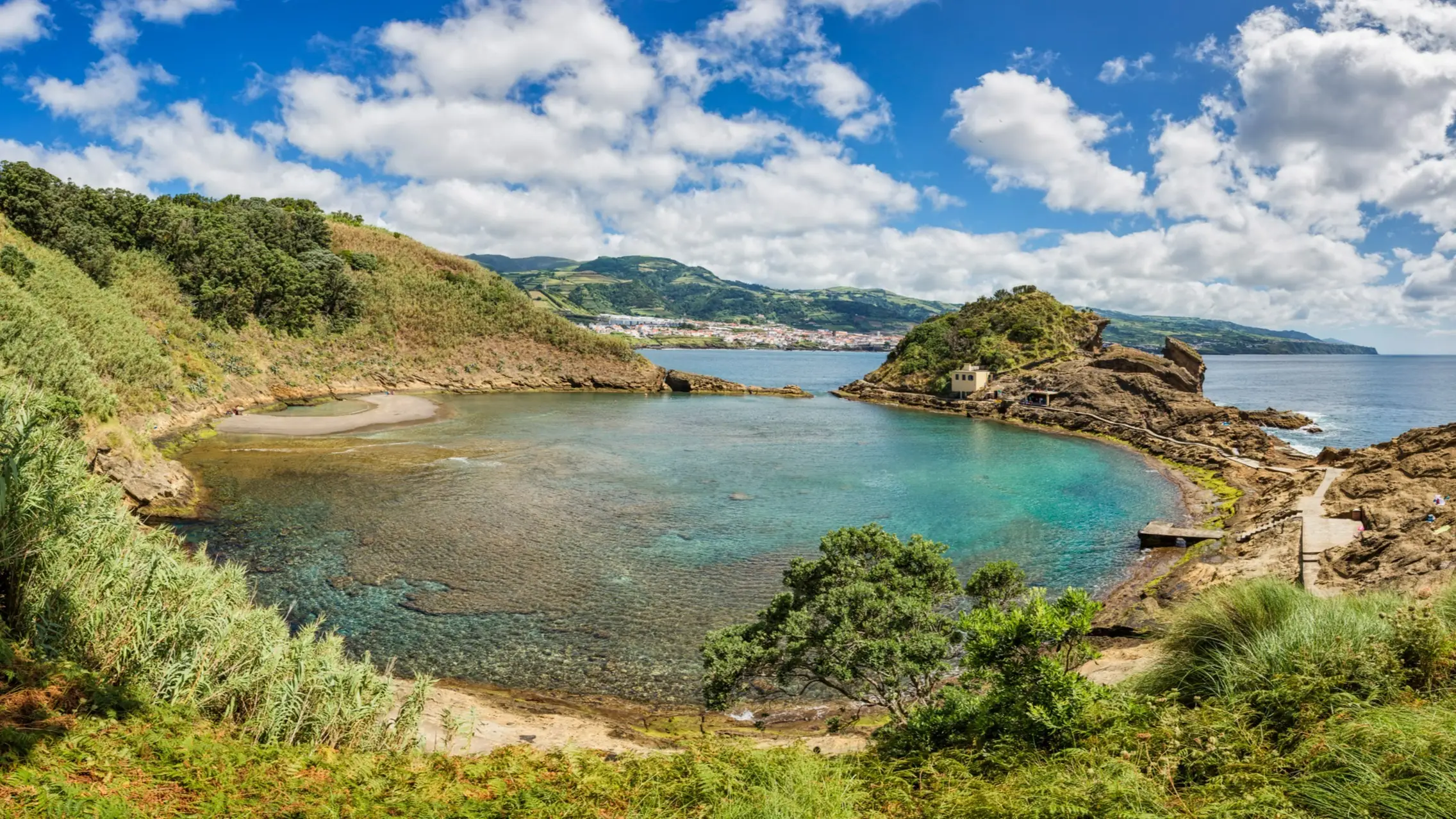 Portugal, Azoren, Vila Franca Blick zum Vulkankrater in Vila Franca, São Miguel, Azoren, Portugal bei sonnigem Wetter.