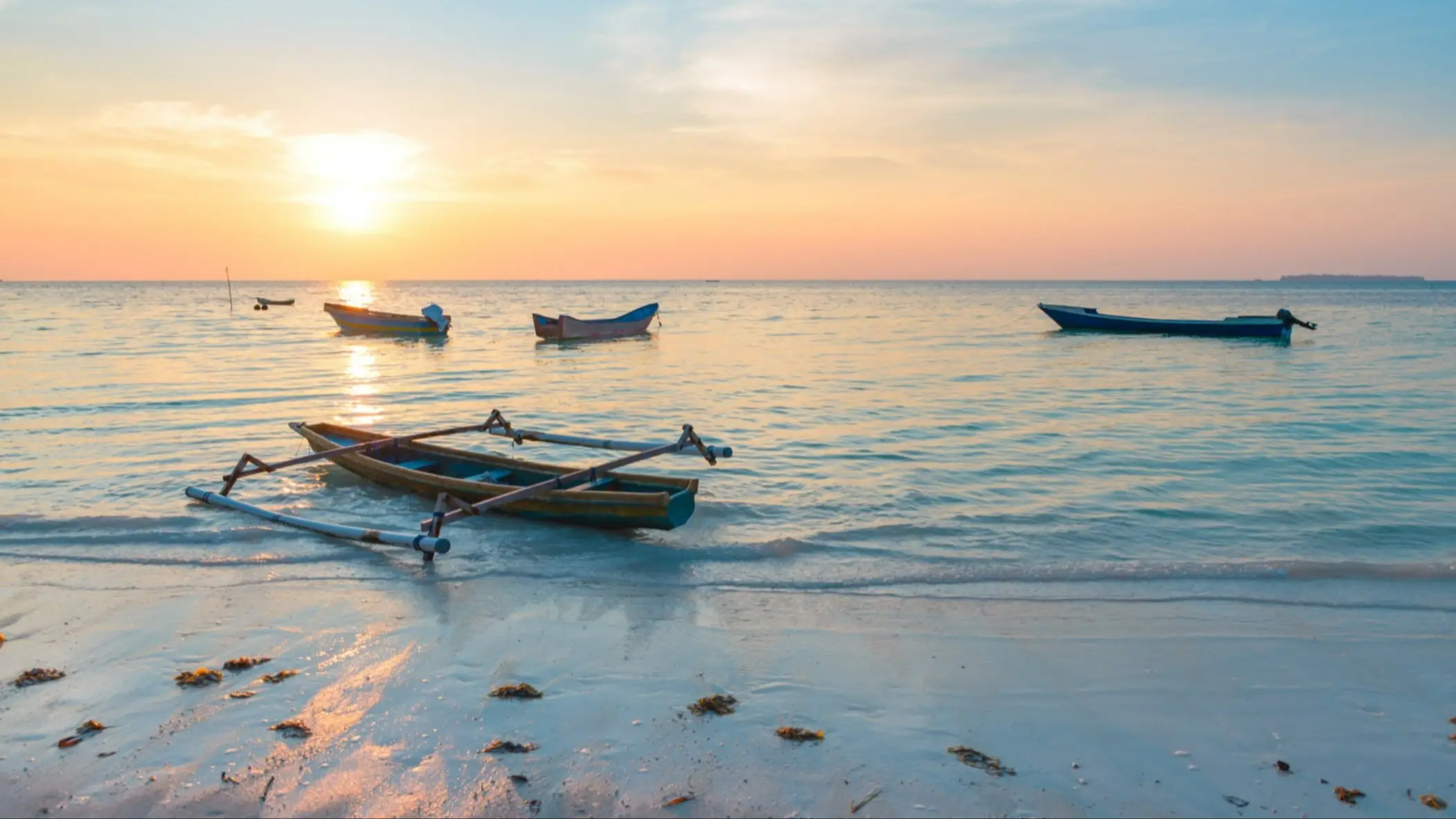 Pasir Panjang, Malaisie Bateaux sur la plage au coucher du soleil, à Pasir Panjang, en Malaisie