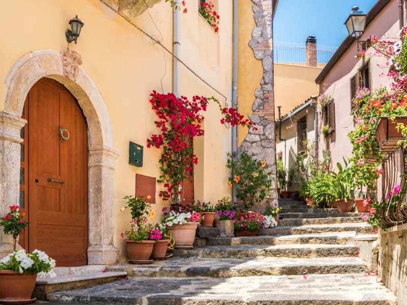 Italie, Sicile, Messine Ruelle fleurie avec des fleurs colorées et maisons historiques. Messine, Sicile, Italie.