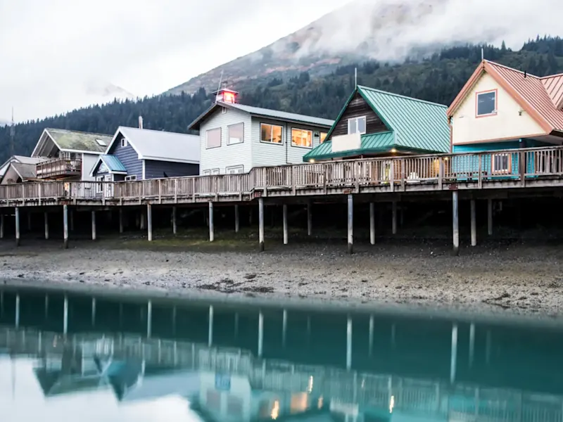 États-Unis d'Amérique, Alaska, Seward Reflet de pittoresques maisons côtières dans un port sur pilotis. Seward, Alaska, États-Unis.