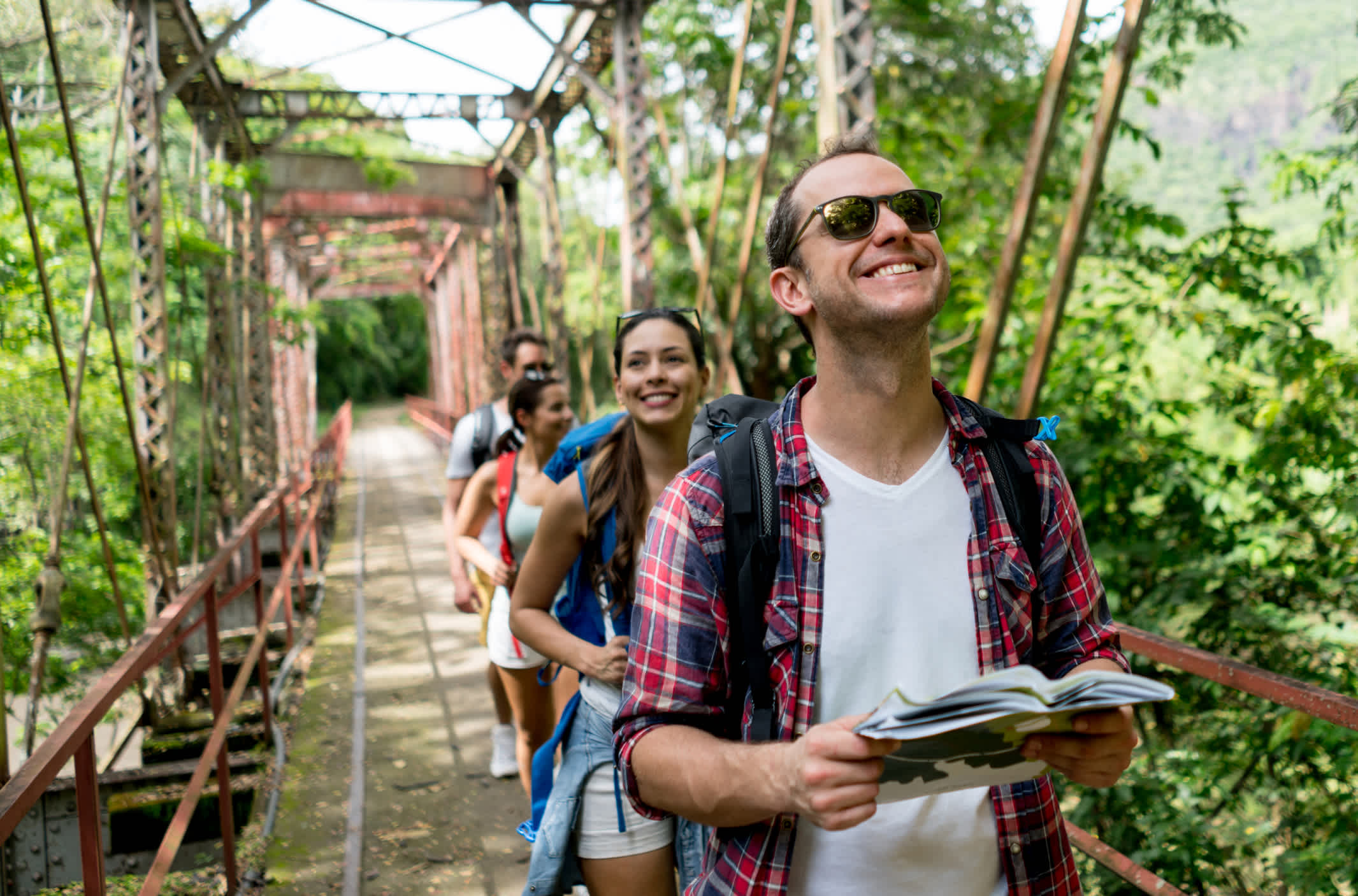 Portrait d'un groupe de randonneurs traversant un pont en Colombie.
