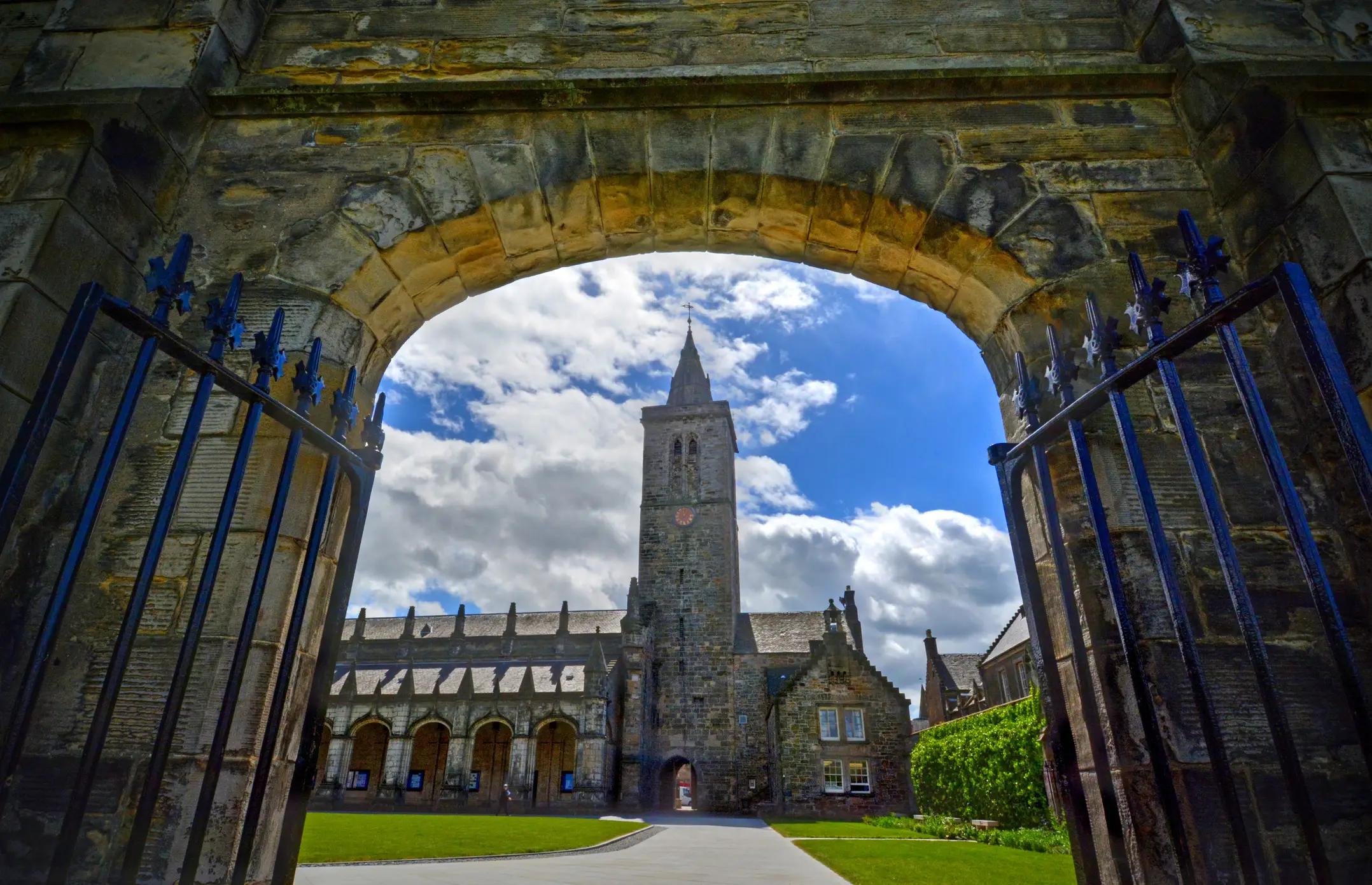 Schottland, St. Andrews Blick durch das Tor der University of St. Andrews, Schottland.