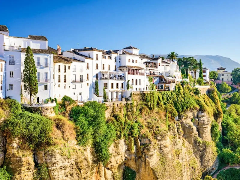 Spanien, Andalusien, Ronda Weiße Häuser auf einer steilen Klippe mit toller Aussicht. Ronda, Andalusien, Spanien