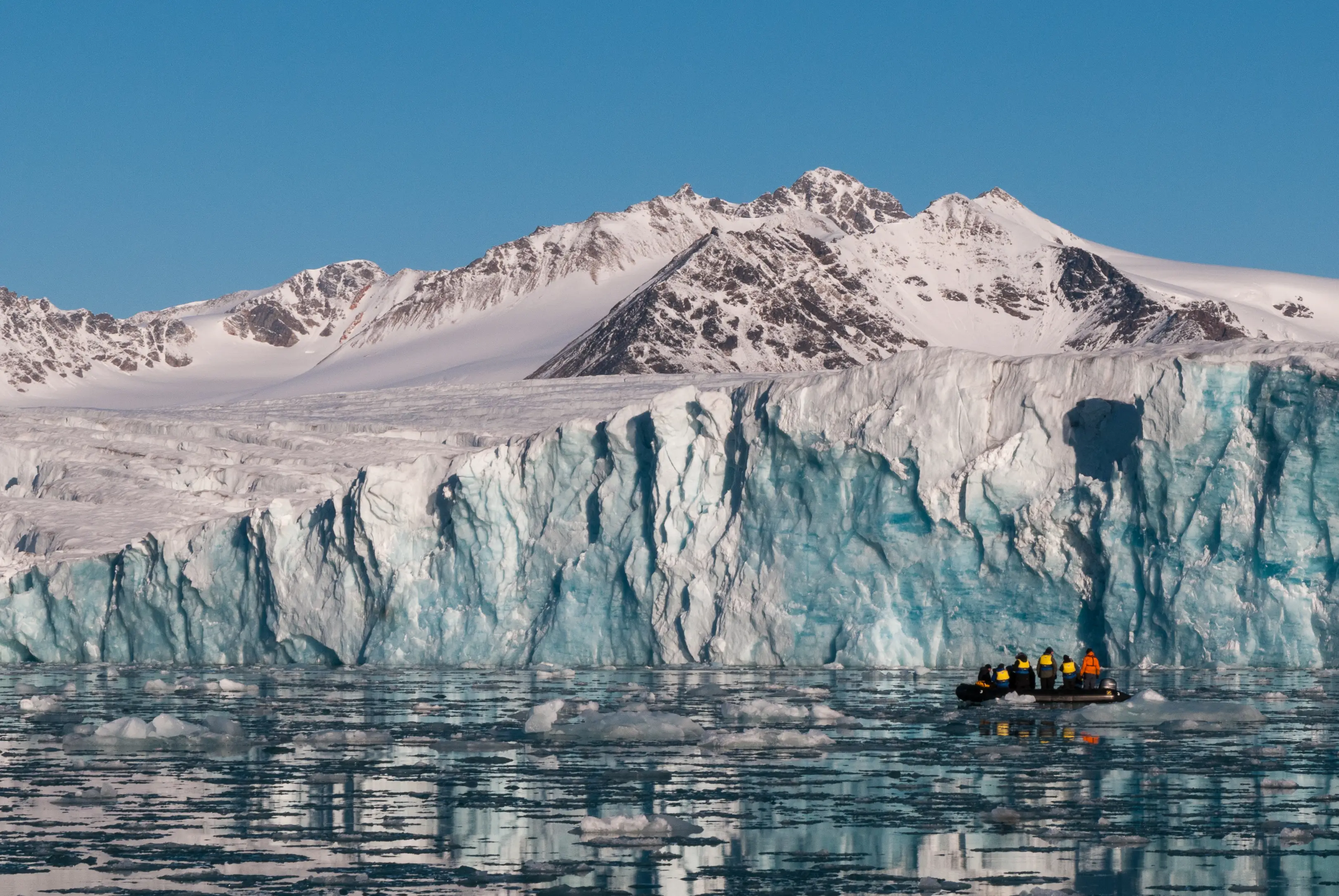 Norwegen, Svalbard Aufblasbares Boot vor Gletscher, Svalbard, Norwegen.