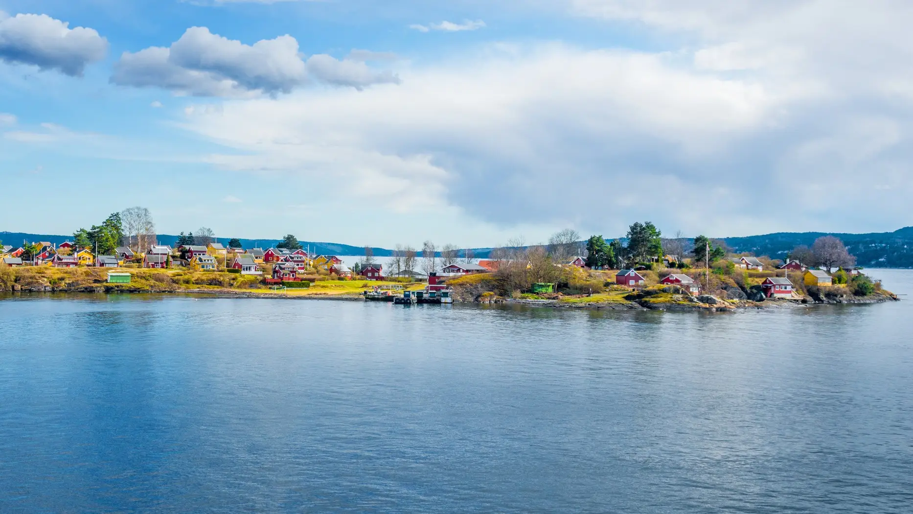 Maisons colorées sur les îles au large d'Oslofjord, Oslo, Norvège.