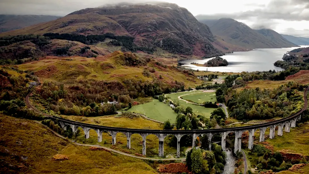 Historisches Viadukt mit grüner Landschaft. Glenfinnan, Highlands, Schottland