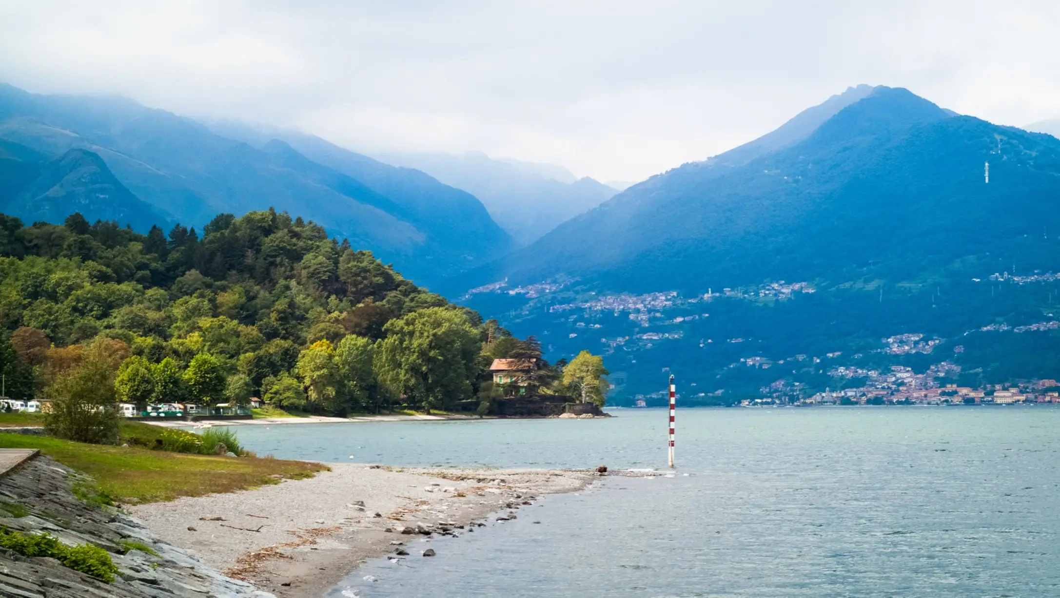 Italie, Lac de Côme, Colico Vue sur les montagnes et le lac de Côme depuis Colico, en Lombardie, en Italie.