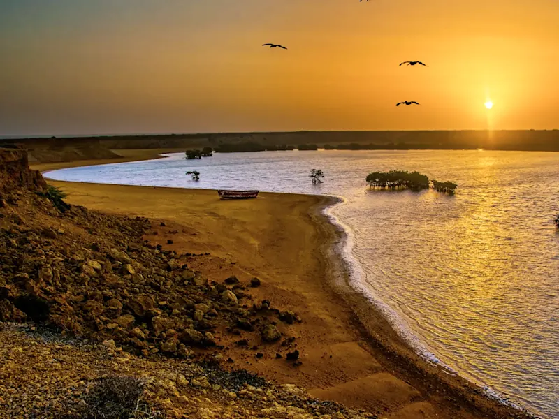 Kolumbien, La Guajira Goldene Strände und Sonnenuntergang am Wasser in La Guajira, Kolumbien.