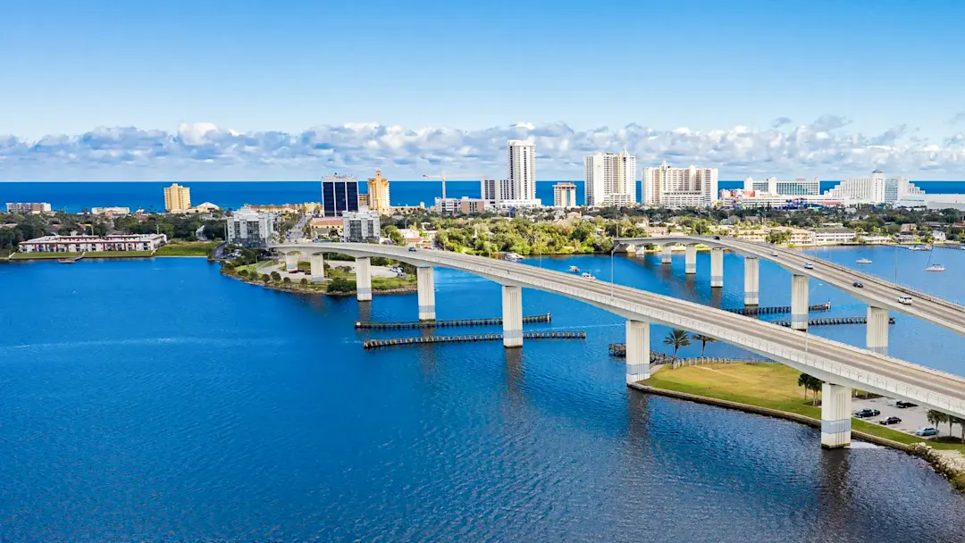 Brücke über blaues Wasser mit Stadt im Hintergrund. Daytona Beach, Florida, USA