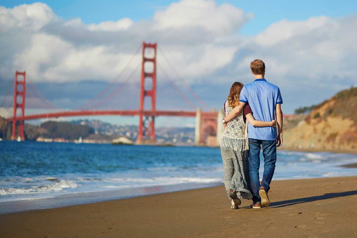 Ehepaar am Baker-Strand in San Francisco, Kalifornien, USA. 