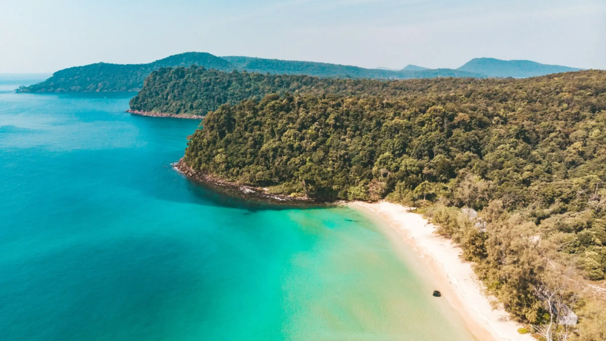 Koh Rong Samloem, Kambodscha Blick auf den langen Sandstrand von Koh Rong Samloem, Kambodscha mit blauem-grünem Meer und aus der Luft fotografiert.