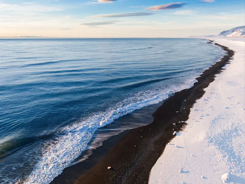Paysage hivernal d'Islande Le paysage hivernal de l'Islande est un enchantement avec ses volcans enneigés, ses glaciers glacés et ses cascades majestueuses, qui dégagent une sérénité toute particulière pendant la saison froide.