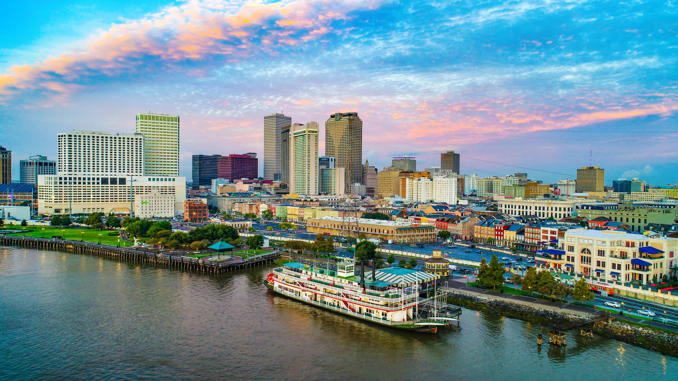 Skyline und Schiff auf dem Wasser in New Orleans