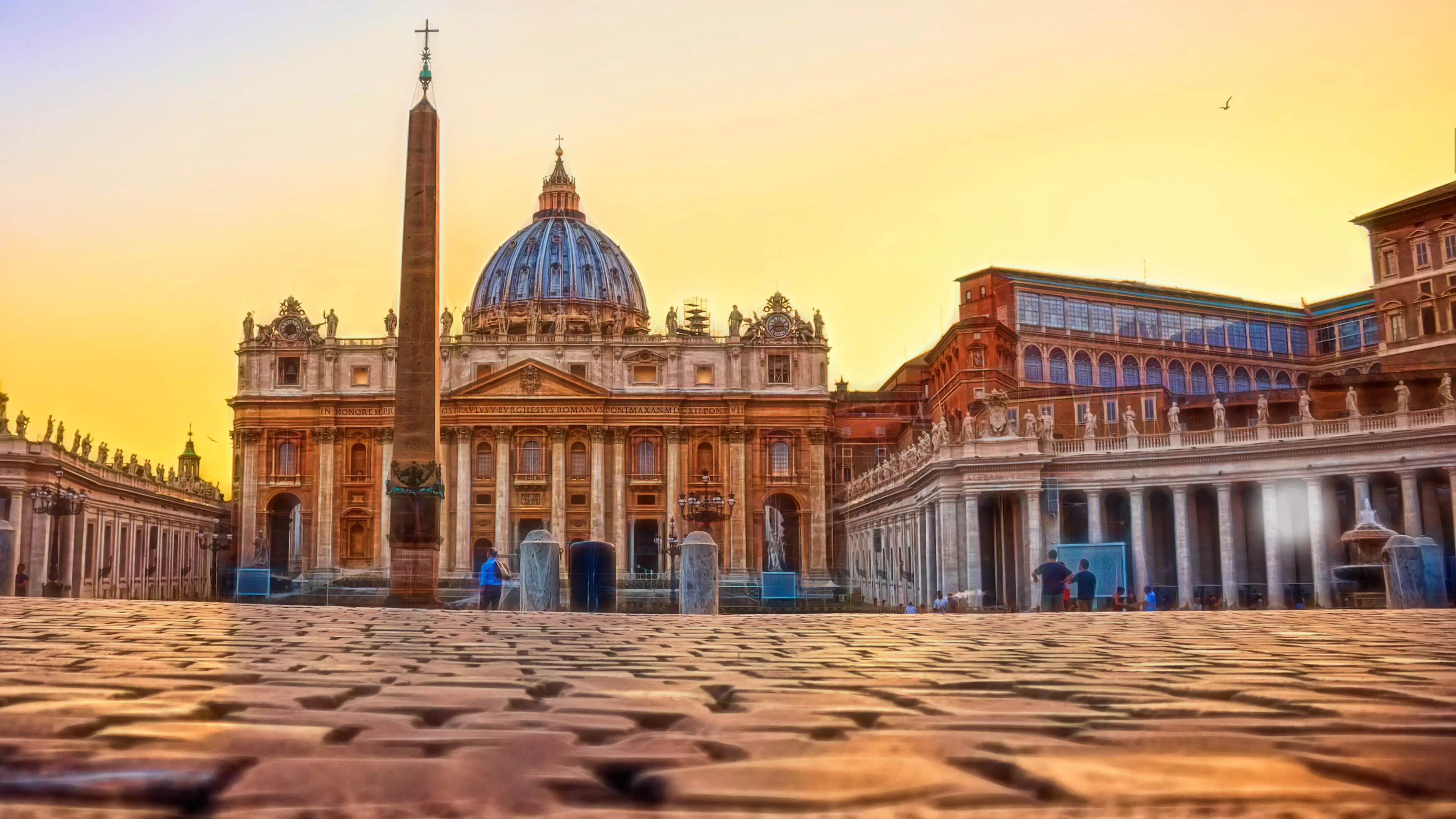 Italien Vatikanstadt Petersplatz bei Sonnenuntergang