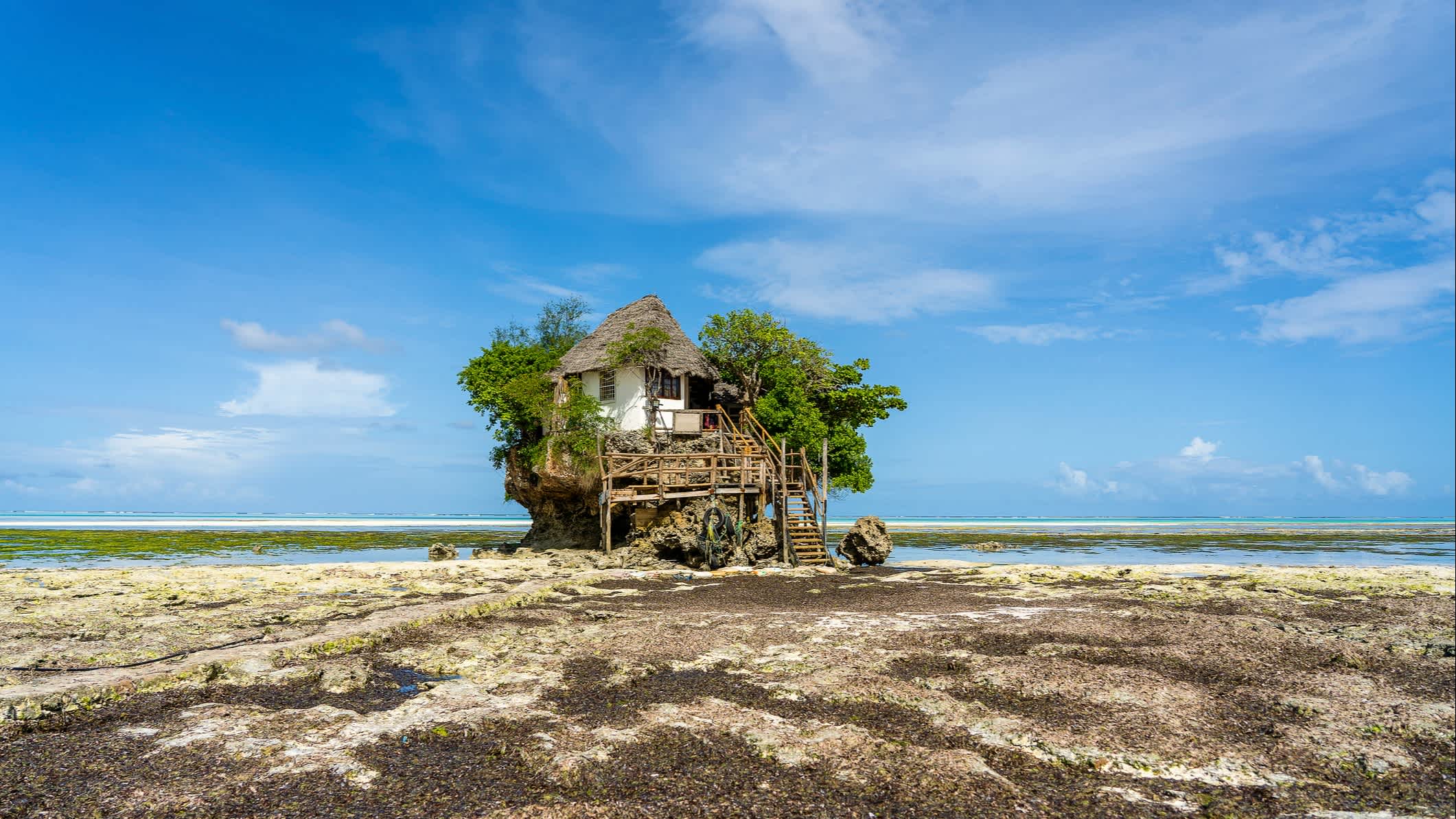 The Rock Restaurant sur la roche à marée basse sur l'île de Zanzibar, Tanzanie

