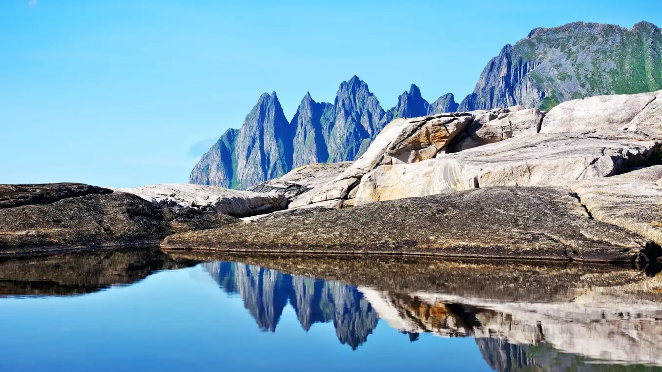 Les « Dents du Diable » (Okshornan) et l'Ersfjord sur l'île de Senja, dans le comté de Troms, en Norvège