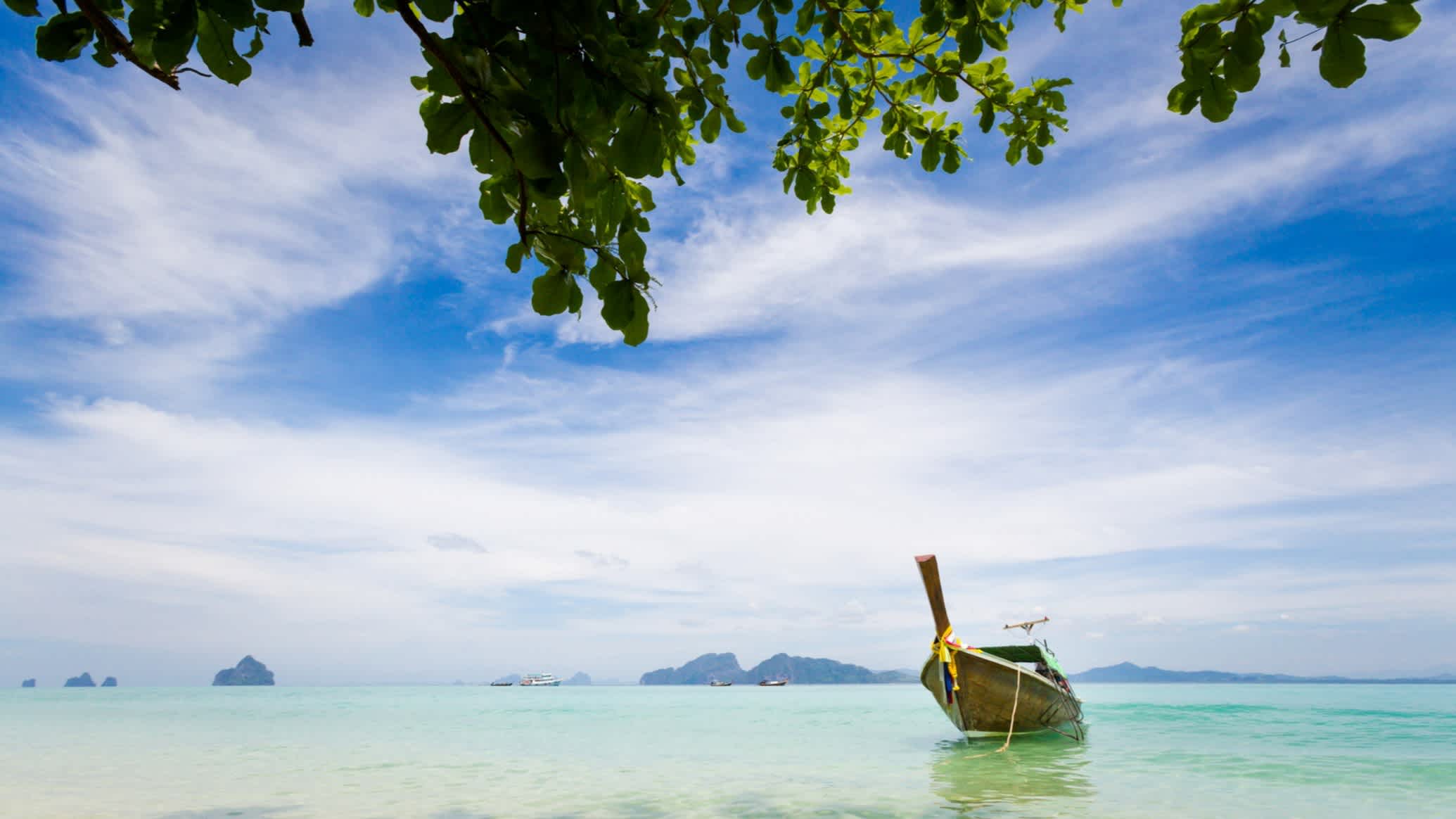 Bateau thaïlandais sur l'eau cristalline de la plage de Koh Kradan en Thaïlande